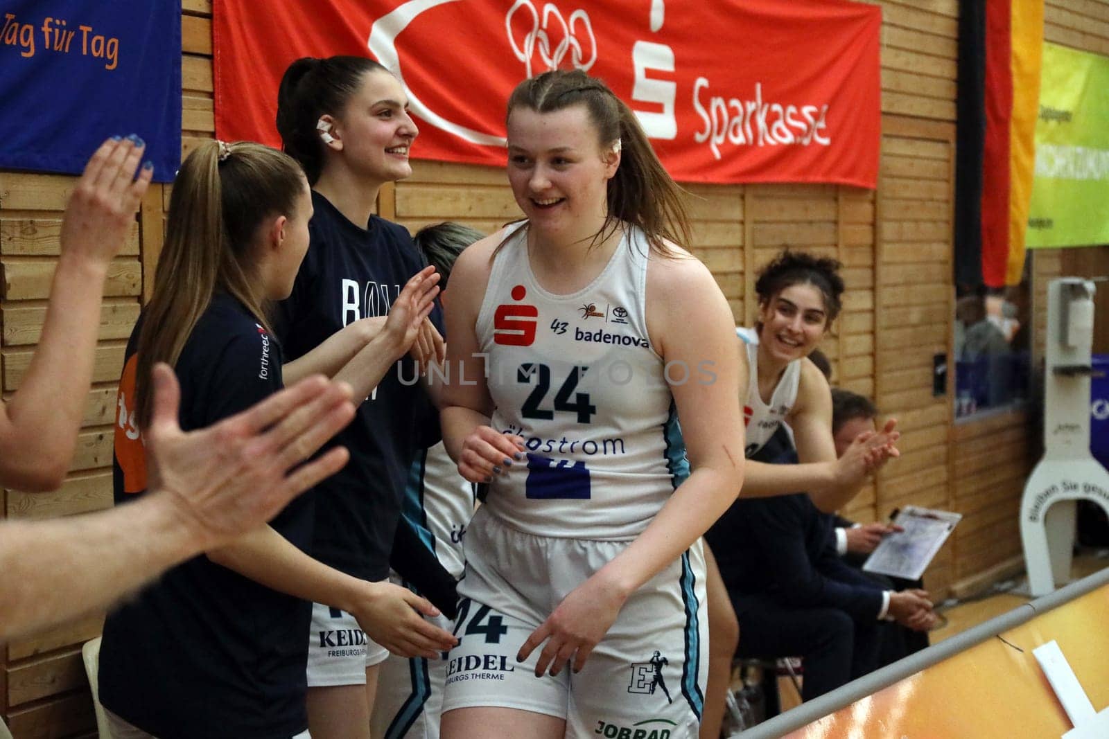 Accurate: Lina Sontag (USC Eisvögel Freiburg) spreads with her goals good mood in the team at the game of the 1.BBL Women 2021/2022 - Eisvoegel USC Freiburg - Rheinland Lions. .. Photo: Joachim Hahne/johapress