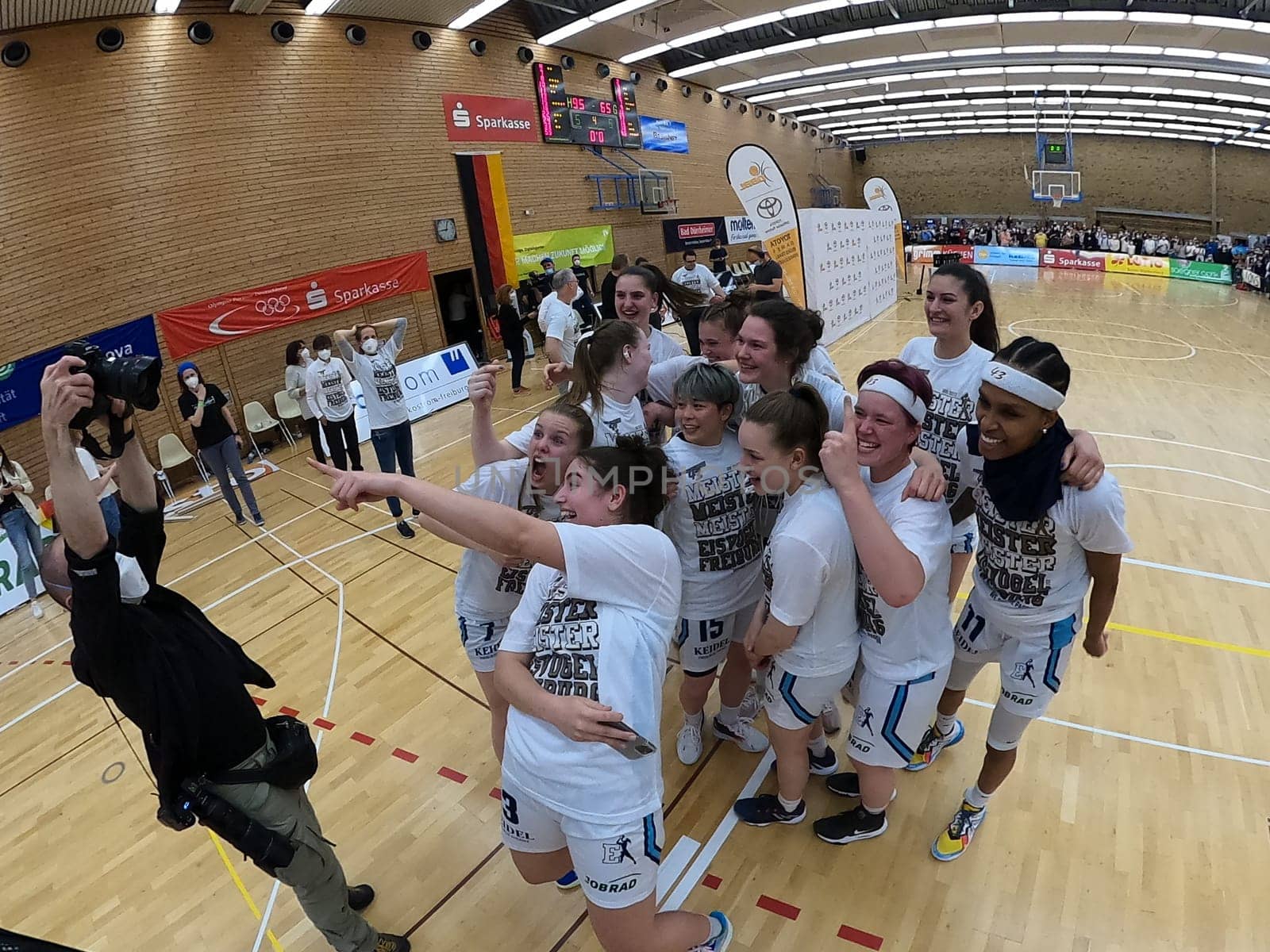 Posing for the photographer and a selfie after the game of the 1.BBL Women 2021/2022 - Eisvoegel USC Freiburg - Rheinland Lions. .. Photo: Joachim Hahne/johapress