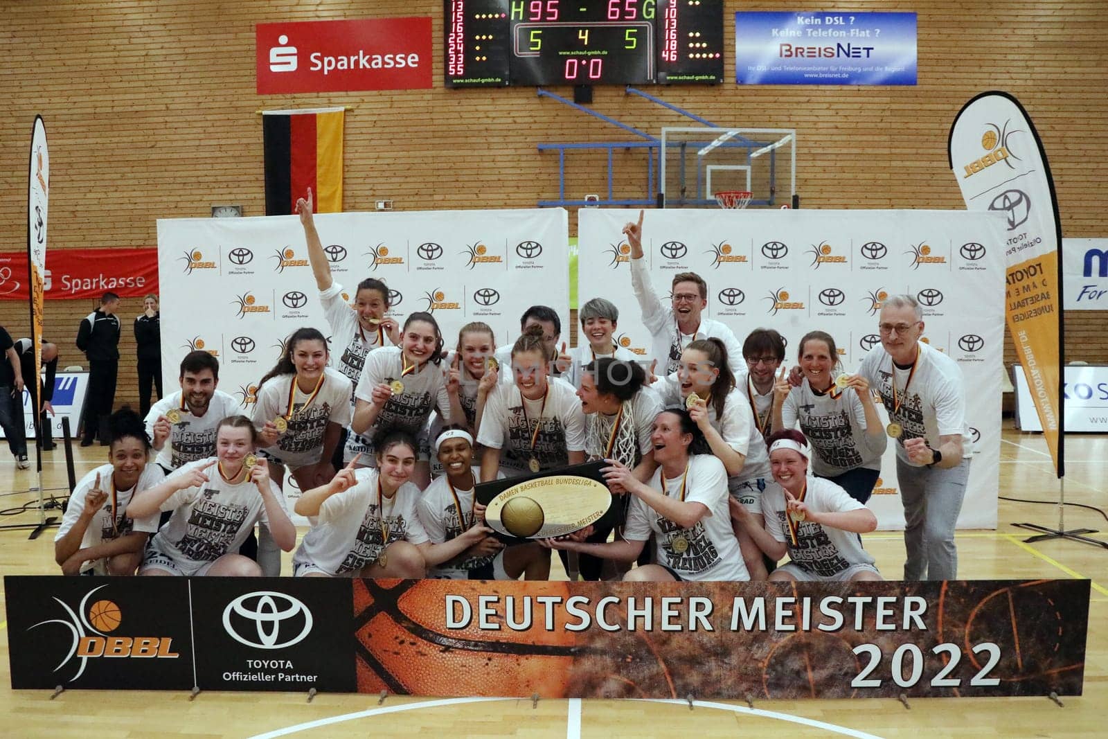 The basketball women of the USC "Eisvögel"" Freiburg greet as newly crowned German Champion - 1.BBL Women 2021/2022 - Eisvoegel USC Freiburg - Rheinland Lions. .. Photo: Joachim Hahne/johapress"
