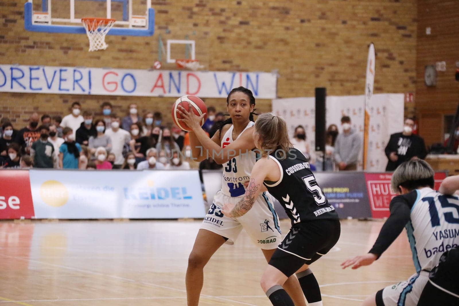 Game scene with Christa Reed (USC Eisvögel Freiburg) vs Joyce Cousseins-Smith (Rheinland Lions) in the game of the 1.BBL Women 2021/2022 - Kingfisher USC Freiburg - Rheinland Lions. .. Photo: Joachim Hahne/johapress