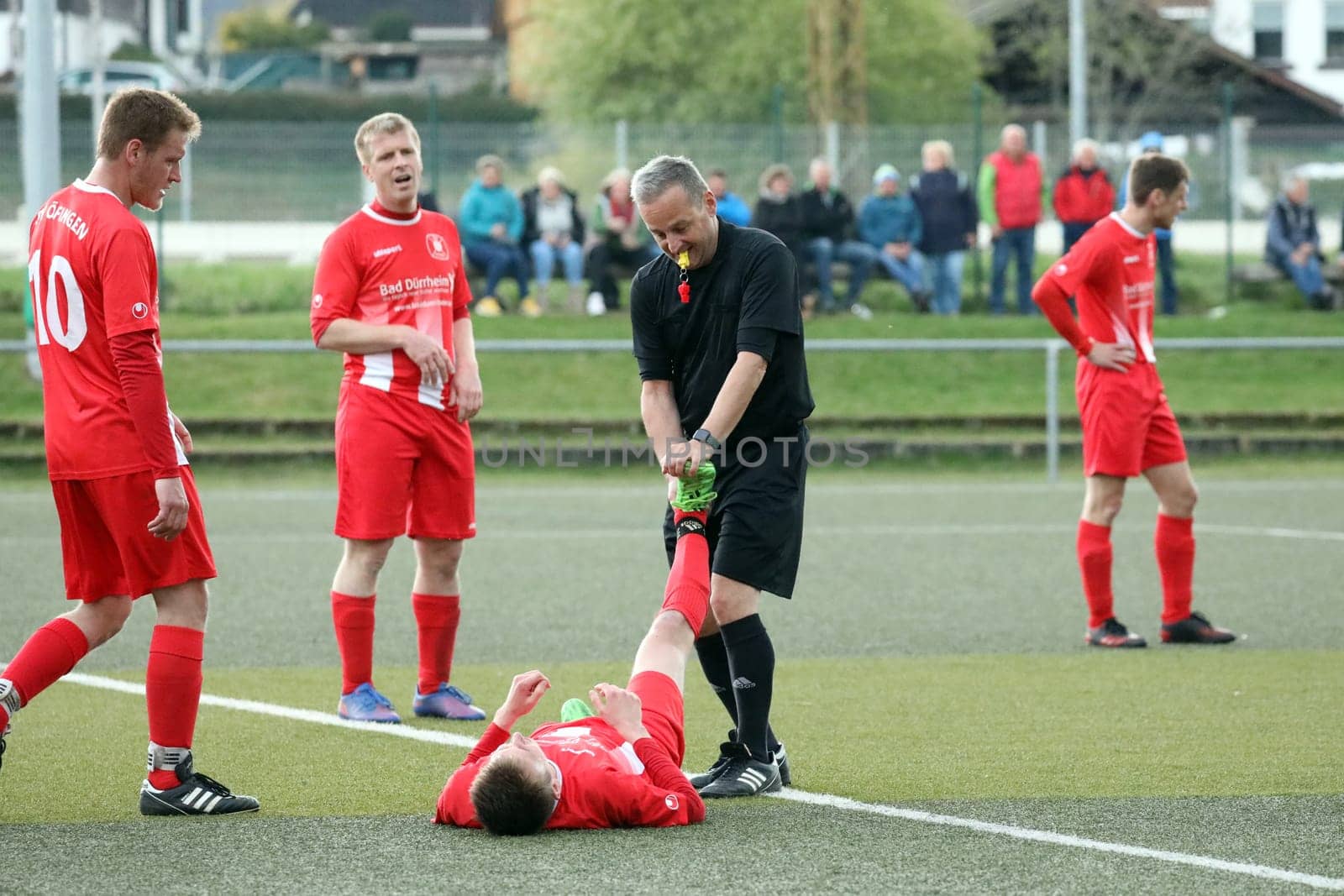 He was not only a good referee Arno Gutmann (Münstertal),but he also pushed a cramp out of the calf of Moritz-Johannes Bausch from Öfingen towards the end of the game at the game of the football KL A Schwarzwald - 21. Sptg. Saison 21-22 - SV Hinterzarten vs SV Öfingen