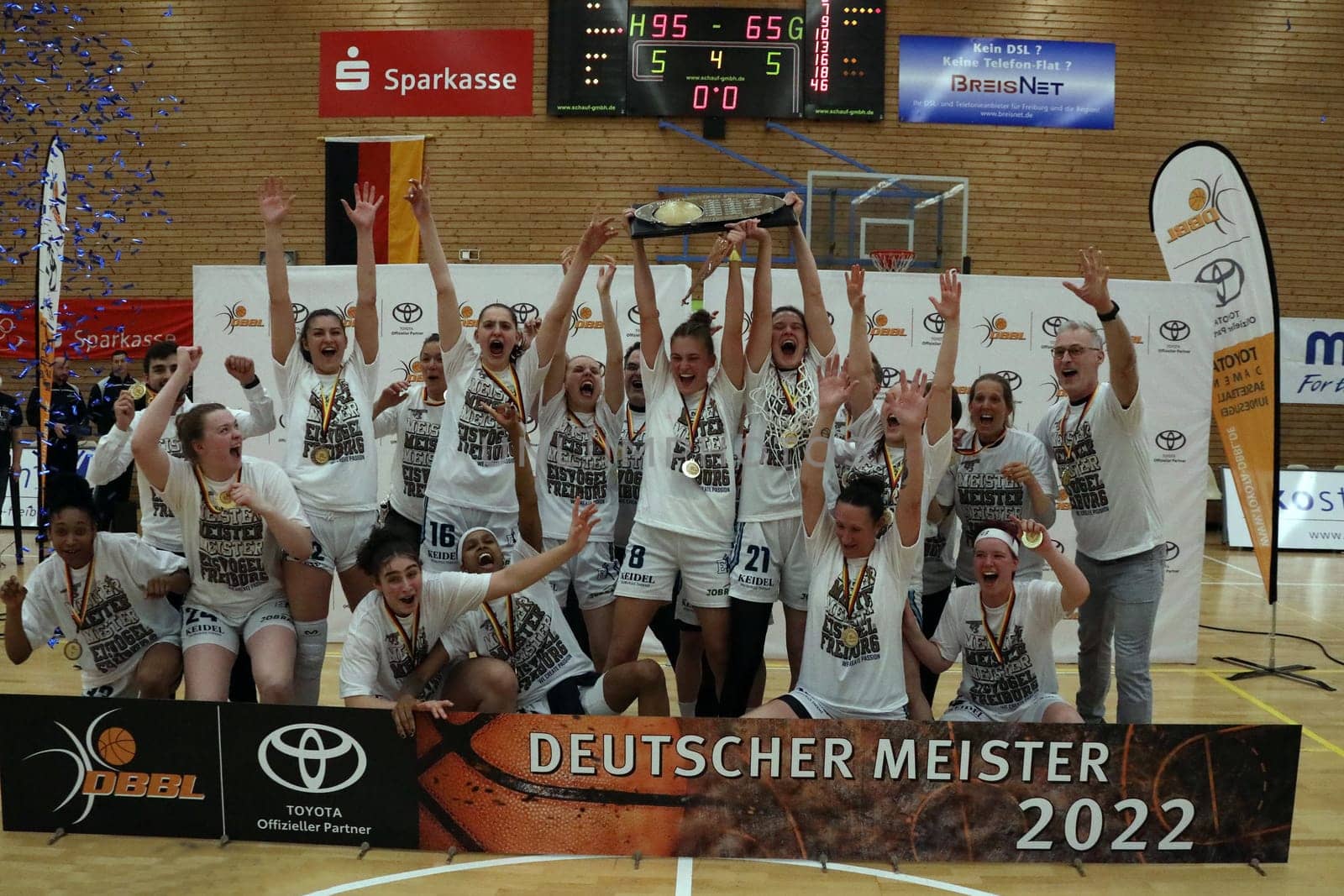 Basketball can be so beautiful: The women's team of the kingfishers of USC Freiburg celebrate winning the first German championship after the game of the 1.BBL Women 2021/2022 - Eisvoegel USC Freiburg - Rheinland Lions. .. Photo: Joachim Hahne/johapress