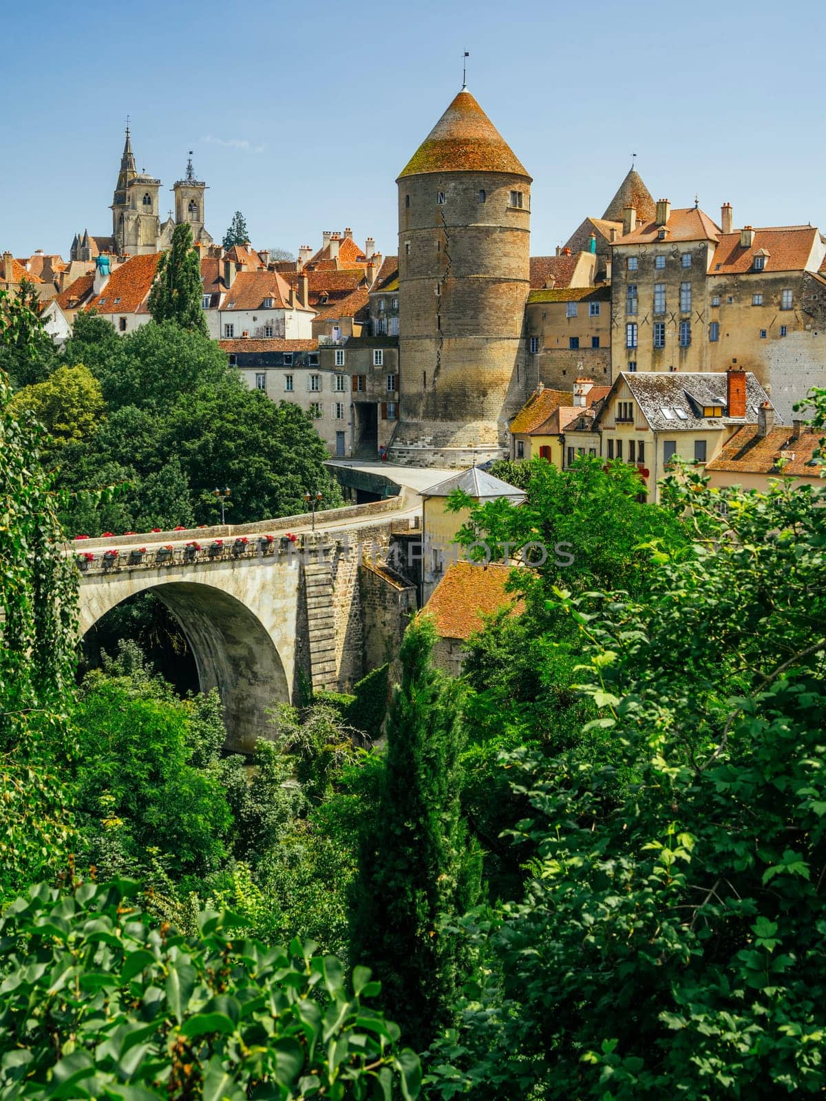 Castle and Pont Pinard over the river Armancon in the historic town of Semur en Auxois in Burgundy, France.
