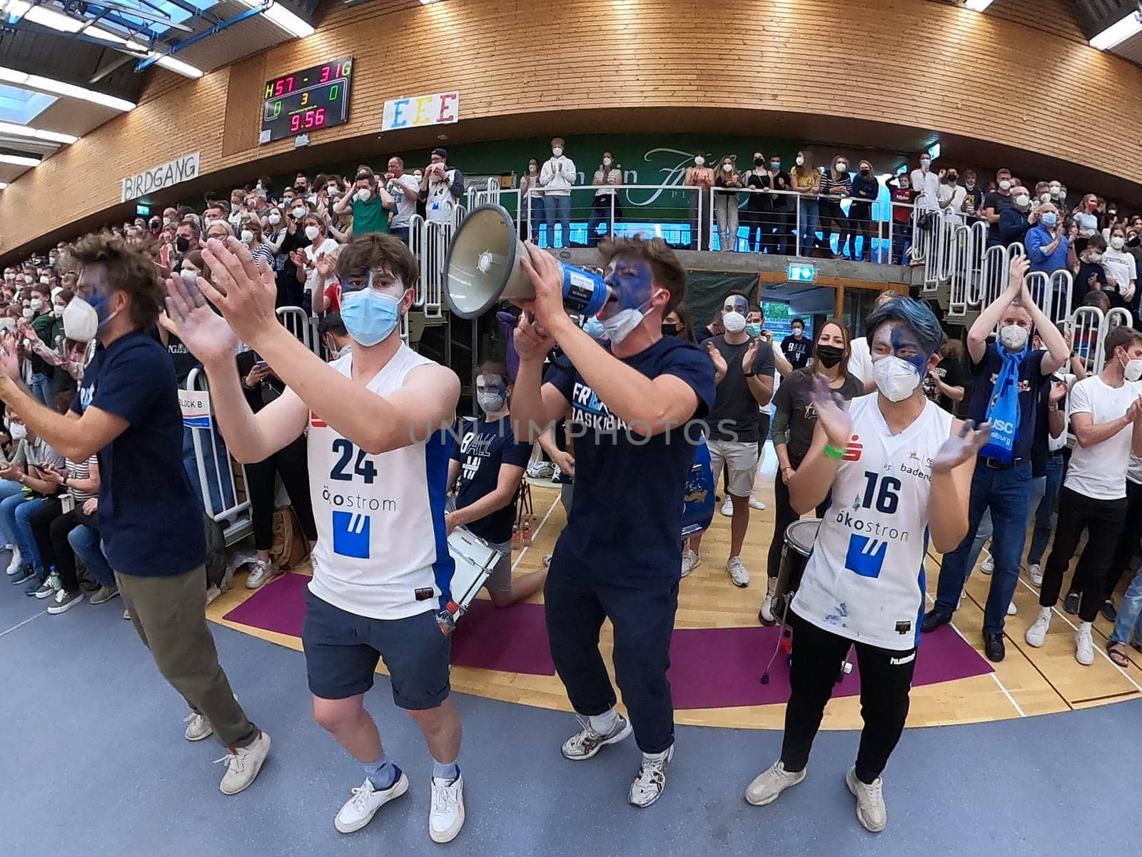 The fans in the stands and on the sidelines created a magnificent atmosphere at the game of the 1.BBL Women 2021/2022 - Eisvoegel USC Freiburg - Rheinland Lions. .. Photo: Joachim Hahne/johapress