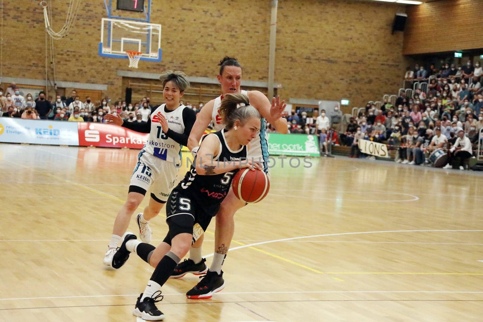 No way through for Joyce Cousseins-Smith (Rheinland Lions),who with Shiori Yasuma (USC Eisvögel Freiburg) and Mirna Paunovic (USC Eisvögel Freiburg) is looking forward to two Freiburg women at the game of the 1.BBL Women 2021/2022 - Eisvoegel USC Freiburg - Rheinland Lions. .. Photo: Joachim Hahne/johapress