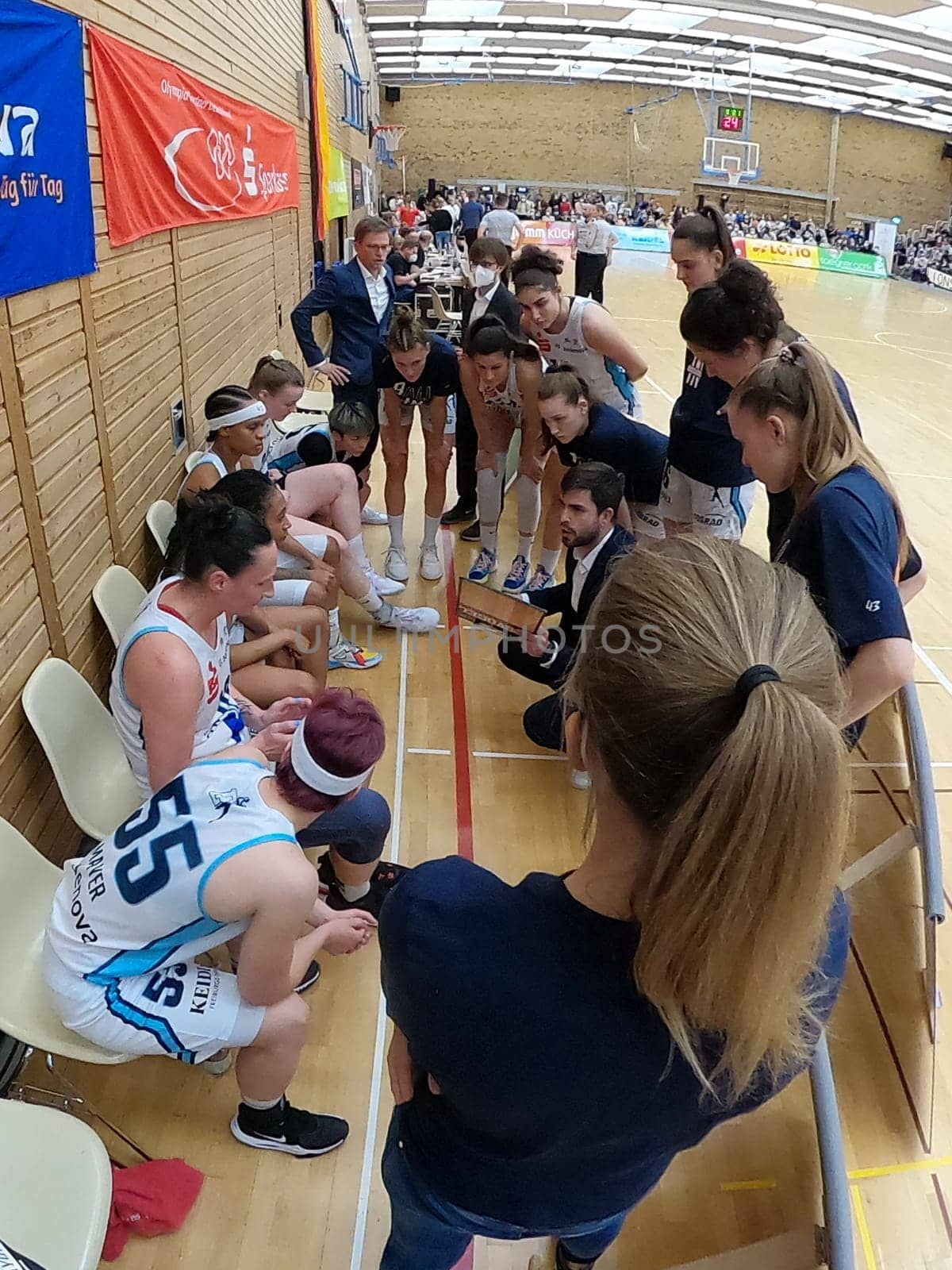 Break meeting with assistant coach Victor Herbosa (USC Eisvögel Freiburg) at the match of the 1.BBL Ladies 2021/2022 - Eisvoegel USC Freiburg - Rheinland Lions. .. Photo: Joachim Hahne/johapress