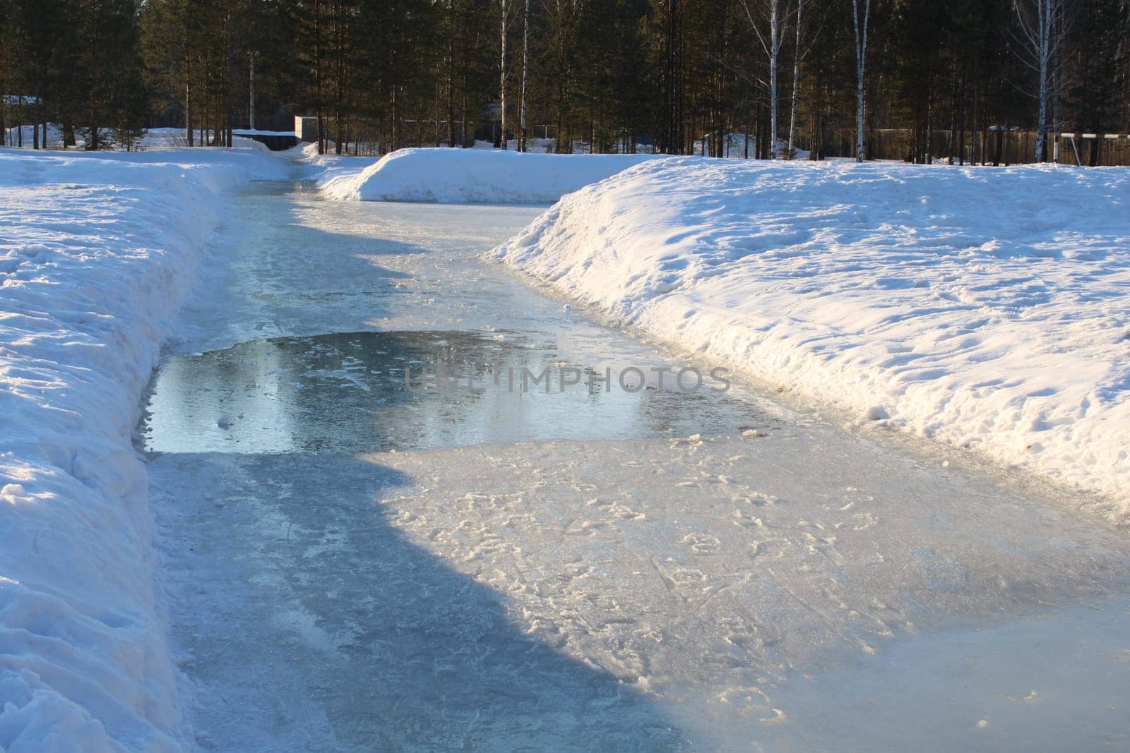 A snowy road in the spring. Melting snow. Puddles. High quality photo