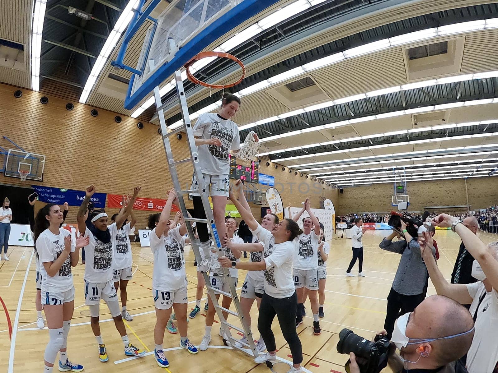 The net is gone,the basketball hoop is just a ring. Emilly Kapitza (USC Eisvögel Freiburg) climbs off the ladder again with the help of her colleagues. 1.BBL Women 2021/2022 - Kingfisher USC Freiburg - Rheinland Lions. .. Photo: Joachim Hahne/johapress