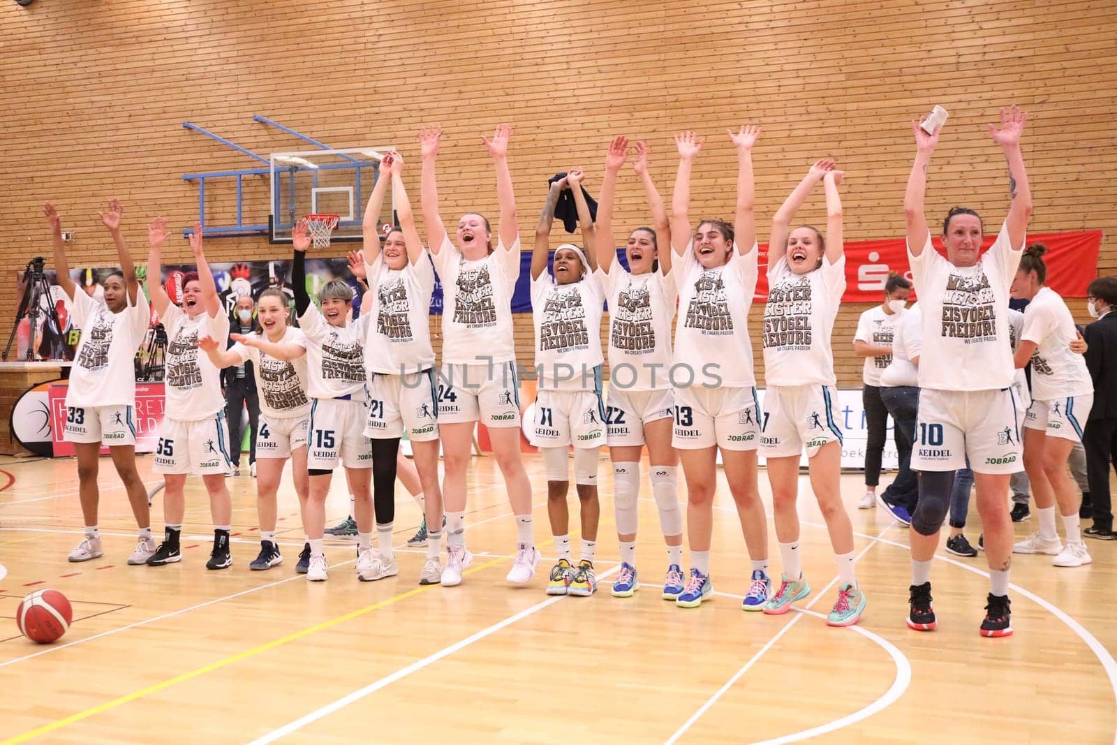 The jubilation of the basketball ladies of the kingfishers USC freiburg knows no bounds after winning the title - 1.BBL Women 2021/2022 - Eisvoegel USC Freiburg - Rheinland Lions. .. Photo: Joachim Hahne/johapress