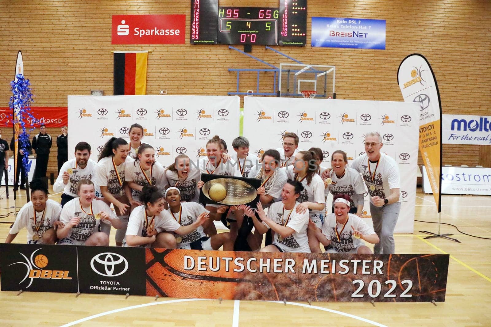 The Kingfishers USC Freiburg greet as German basketball champions after the game of the 1.BBL Women 2021/2022 - Eisvoegel USC Freiburg - Rheinland Lions. .. Photo: Joachim Hahne/johapress