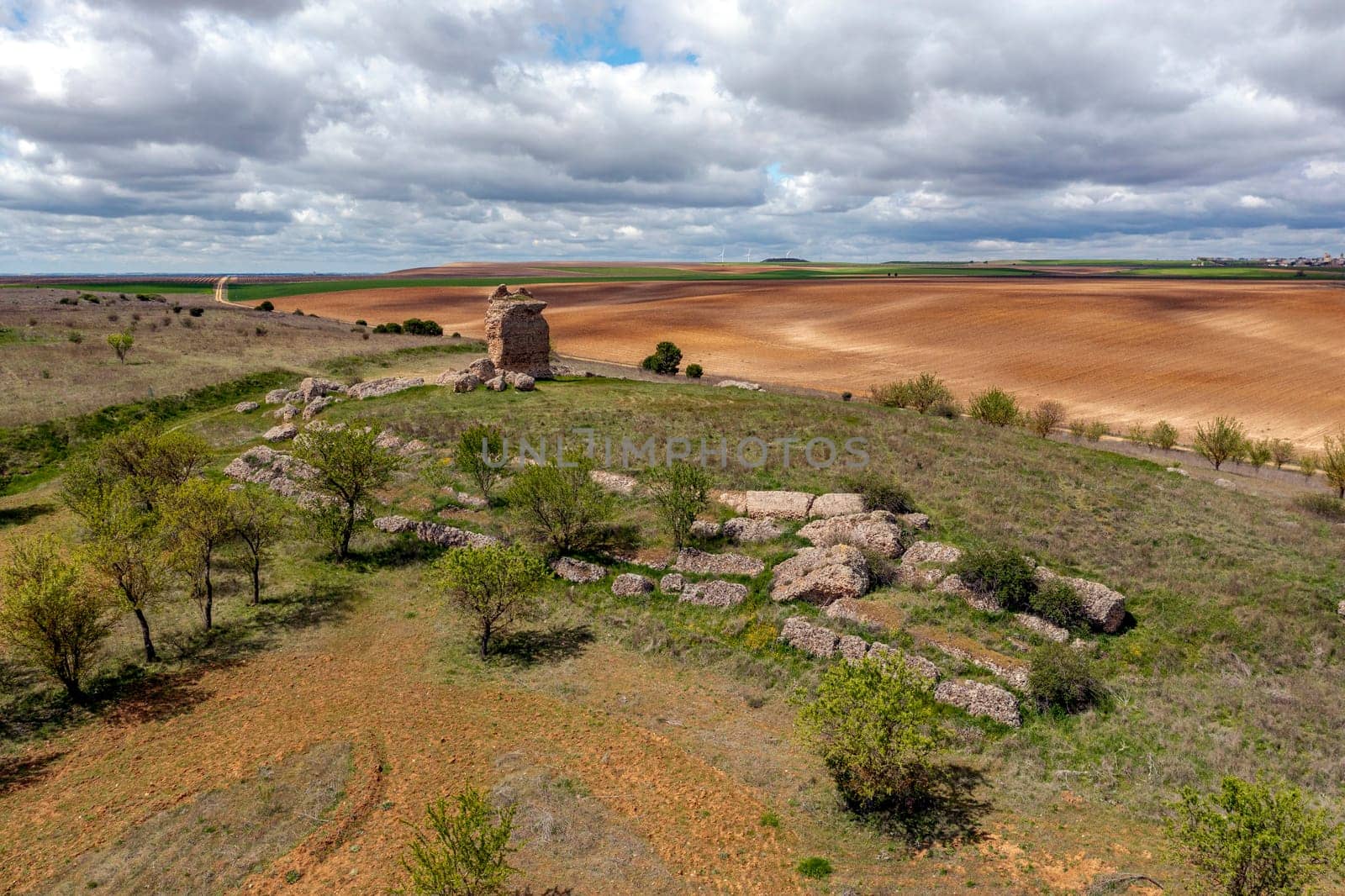 Pozaldez Castle is located in the town of Pozaldez, province of Valladolid, Castilla y Leon, Spain. Today you can still visit the few vestiges that remain (basically a part of the facade of a tower