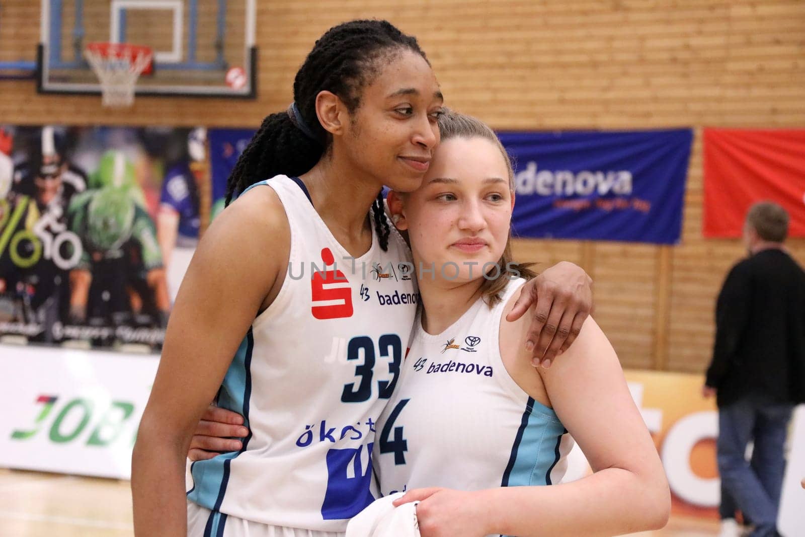 They enjoy the moment: Christa Reed (USC Eisvögel Freiburg) and Martha Pietsch (USC Eisvögel Freiburg) after winning the championship title in the game of the 1.BBL Ladies 2021/2022 - Eisvoegel USC Freiburg - Rheinland Lions. .. Photo: Joachim Hahne/johapress