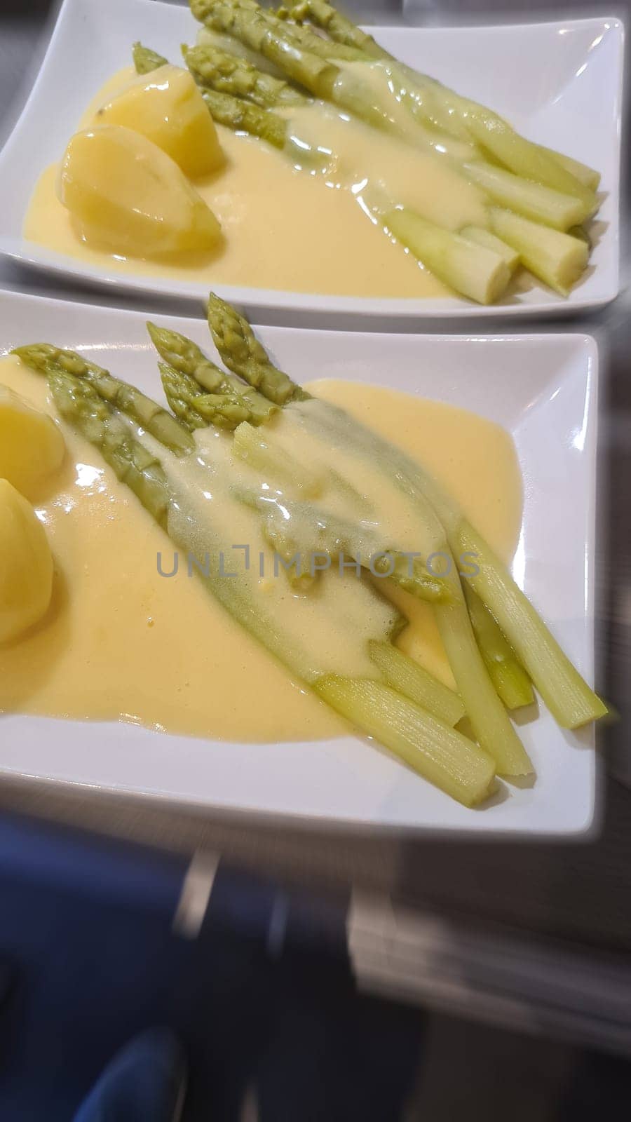 Espárragos con salmón y salsa holandesa (el nombre en alemán es espárragos con salmón y salsa holandesa) menú para la temporada de primavera