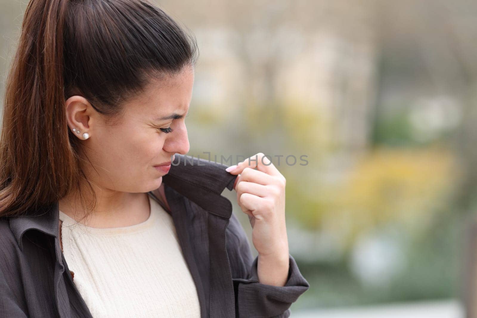 Woman complaining about clothes bad smell in the street