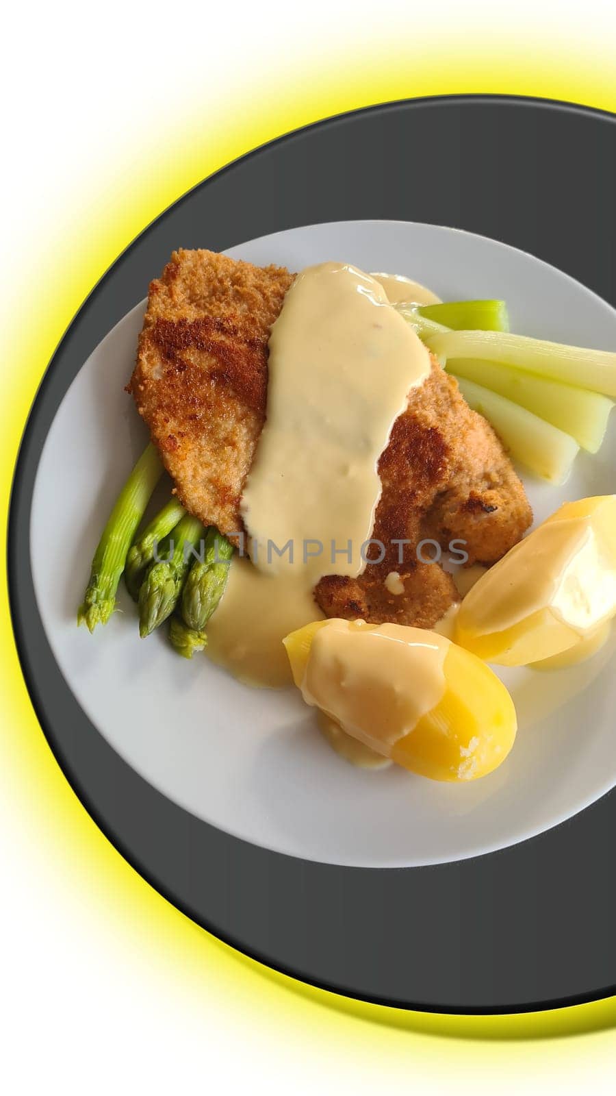 White asparagus with ham and potatoes