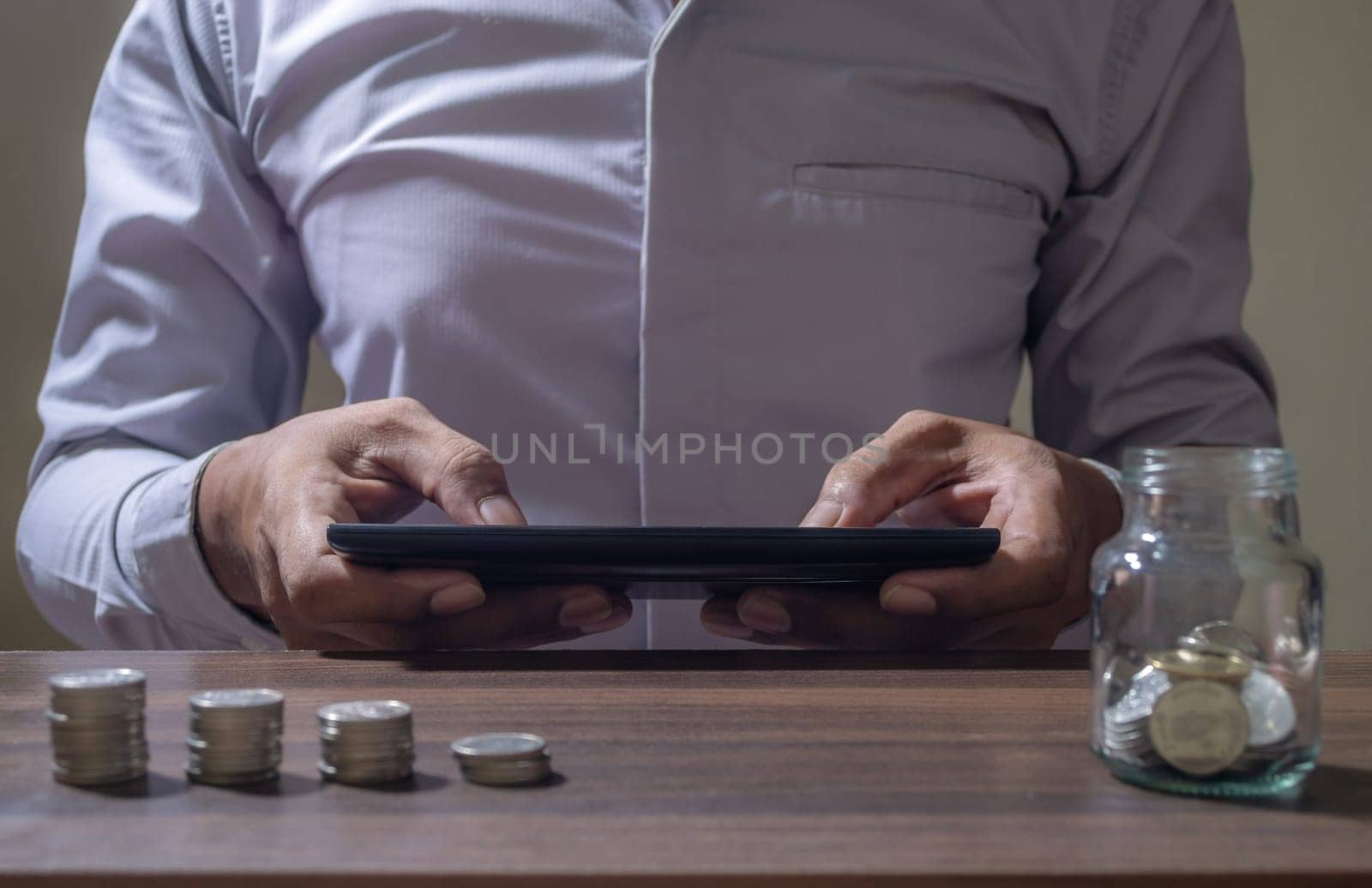 Online Banking And Internet Banking Savings Concept, Online Investment Savings, Online Stock Investors, Internet Financial Transactions, Save Monney for Investors Using Internet to Trade Stocks or Trade Fund