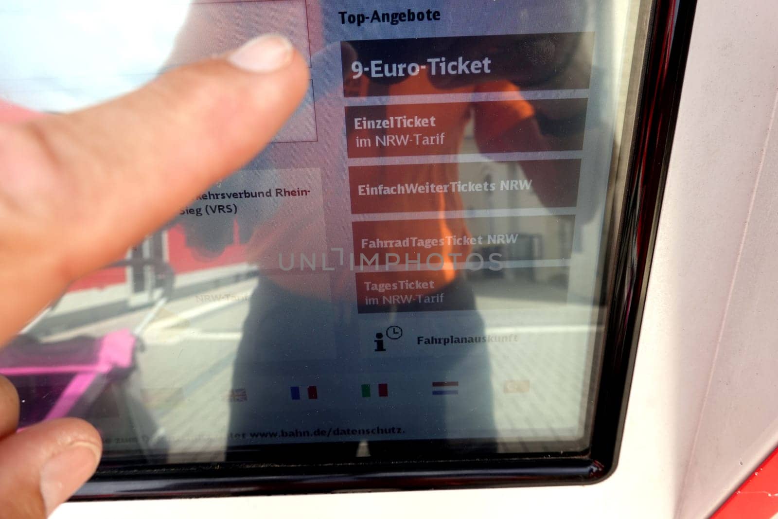 9-Euro-Ticket aus dem Fahrkartenautomat der Deutschen Bahn - Symbolbild