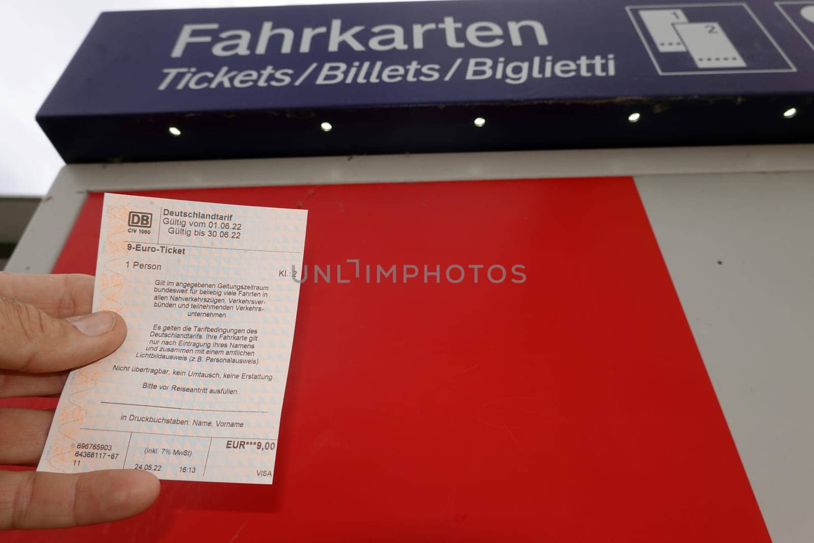 9-Euro-Ticket aus dem Fahrkartenautomat der Deutschen Bahn - Symbolbild