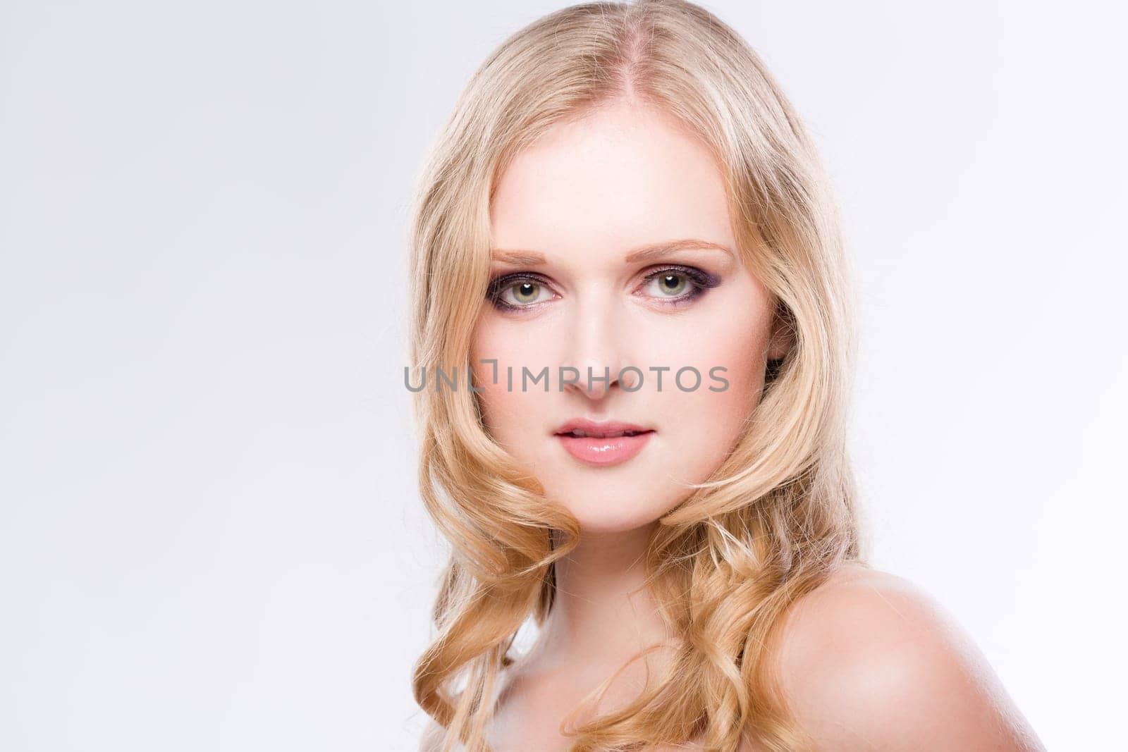 young blonde woman is posing for a foto in a fotostudio