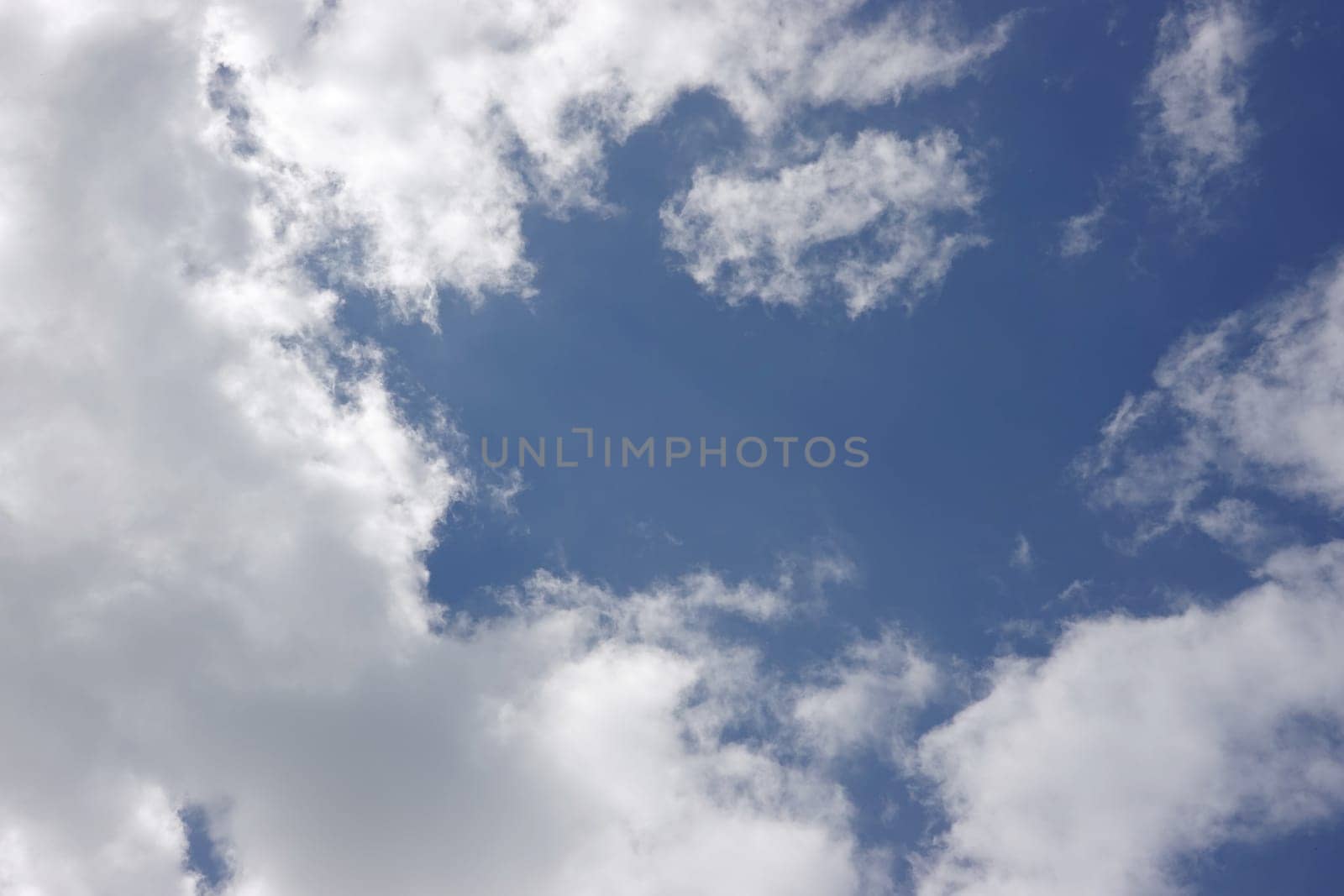 blauer Himmel mit weissen Wolken
