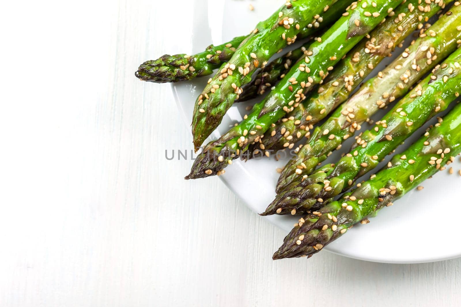 Glazed green asparagus with sesame seeds