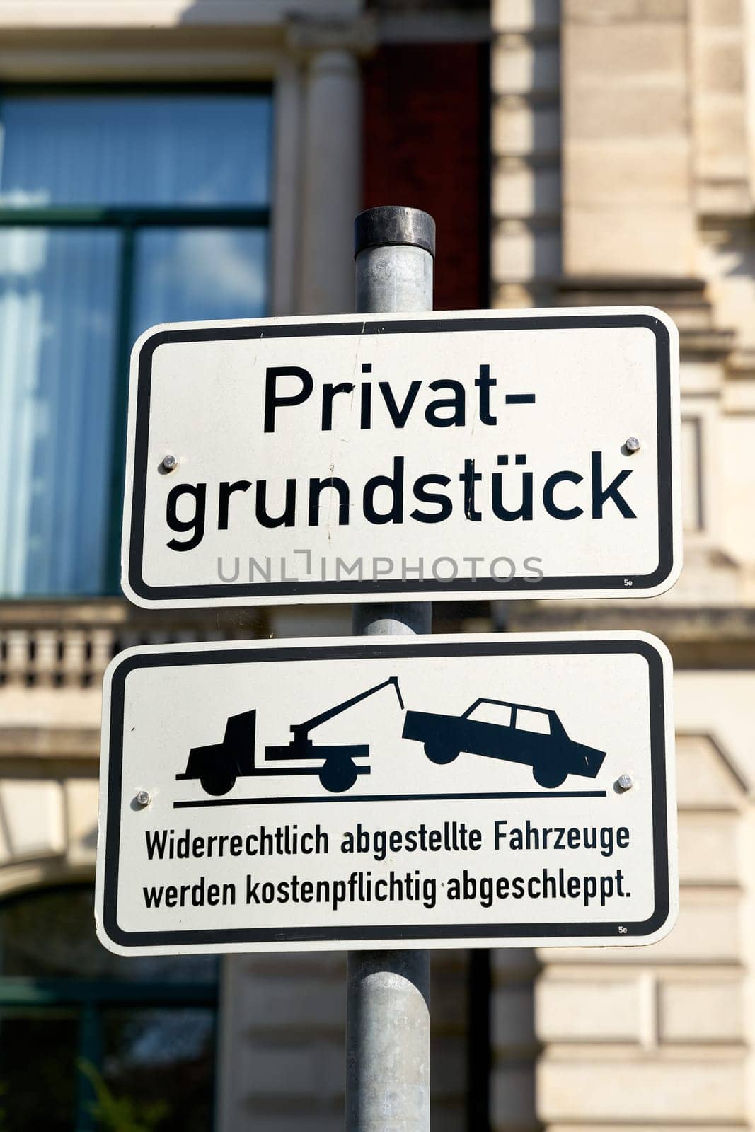 Parking ban in Magdeburg. Translation: private property, parked vehicles will be towed away for a fee