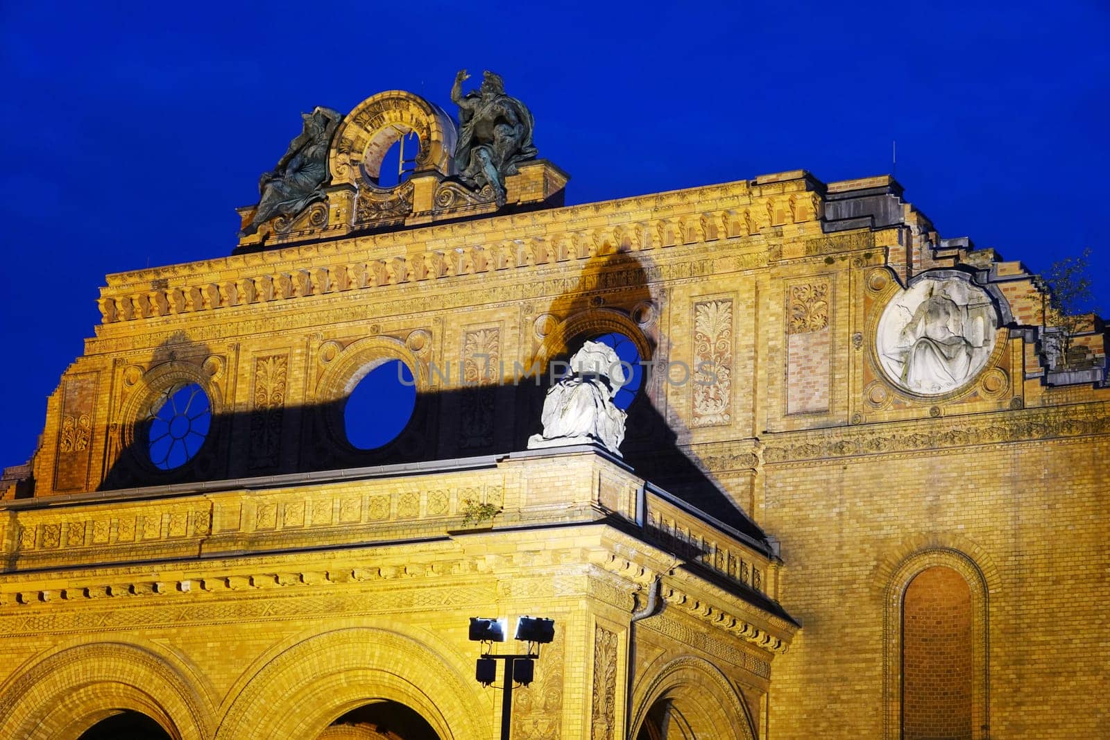 Fragment des Portikus der Ruine Anhalter Bahnhof, Deutschland, Berlin