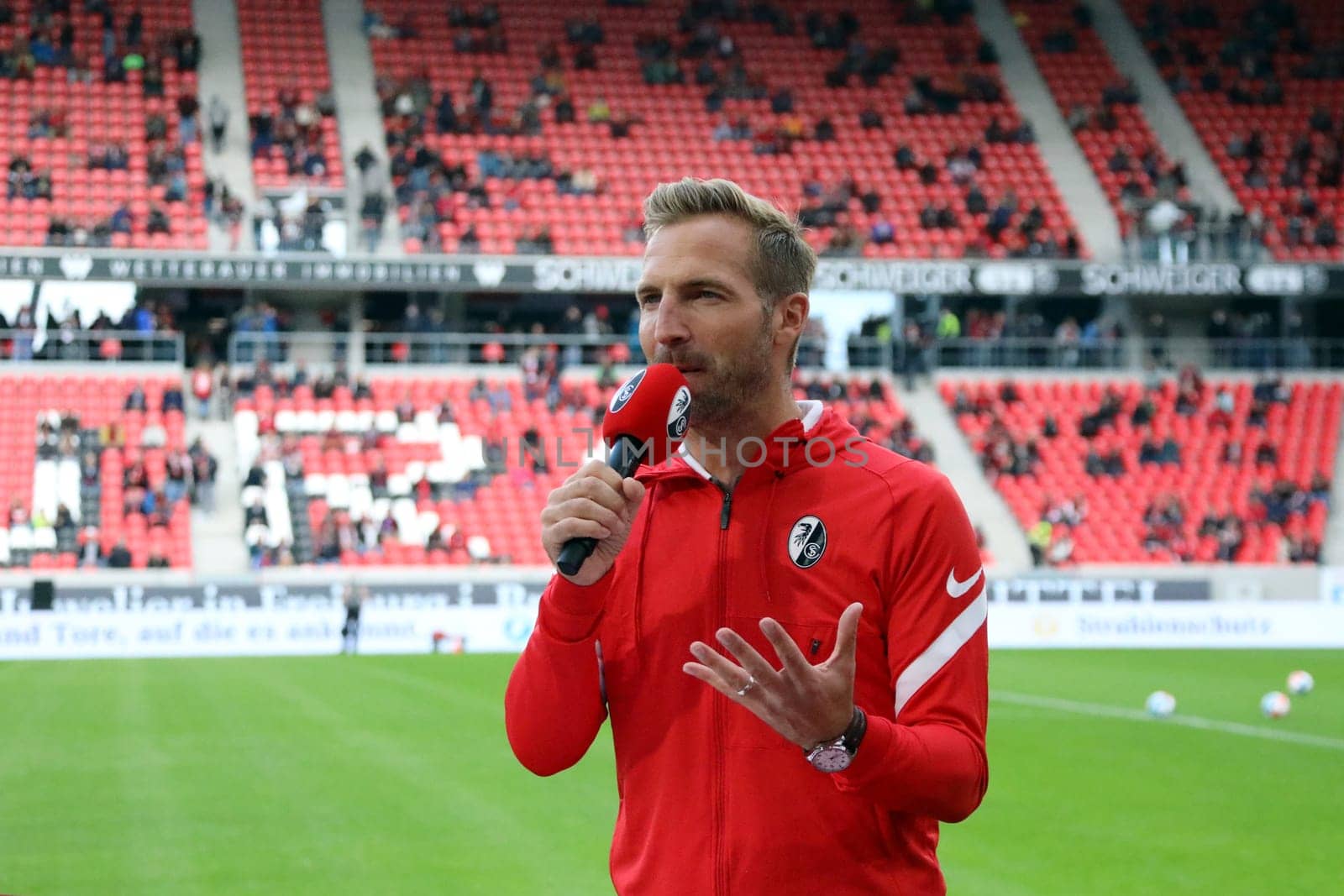 Stadium presenter Stefan Mayer (SC Freiburg) at the opening Europapark stadium test match SC Freiburg vs FC St. Pauli. DFL REGULATIONS PROHIBIT ANY USE OF PHOTOGRAPHS AS IMAGE SEQUENCES AND/OR QUASI-VIDEONann.. Photo: Joachim Hahne/johapress