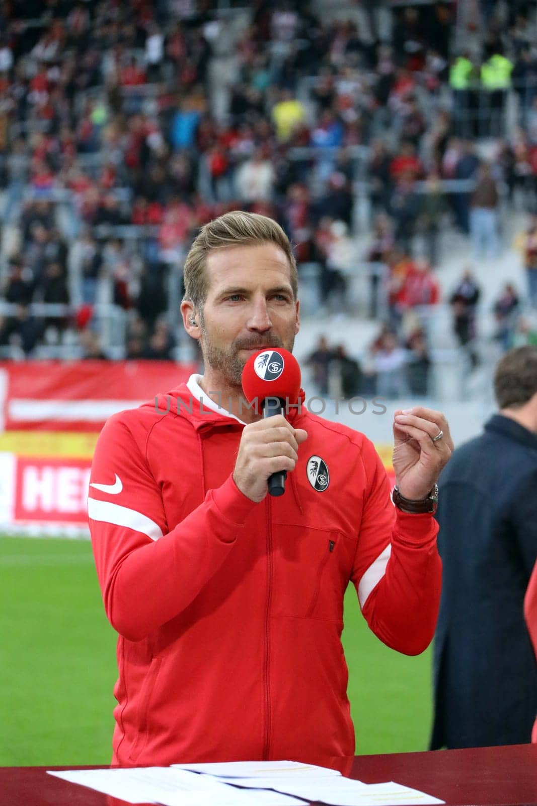 Stadium presenter Stefan Mayer (SC Freiburg) at the opening Europapark stadium test match SC Freiburg vs FC St. Pauli. DFL REGULATIONS PROHIBIT ANY USE OF PHOTOGRAPHS AS IMAGE SEQUENCES AND/OR QUASI-VIDEONann.. Photo: Joachim Hahne/johapress