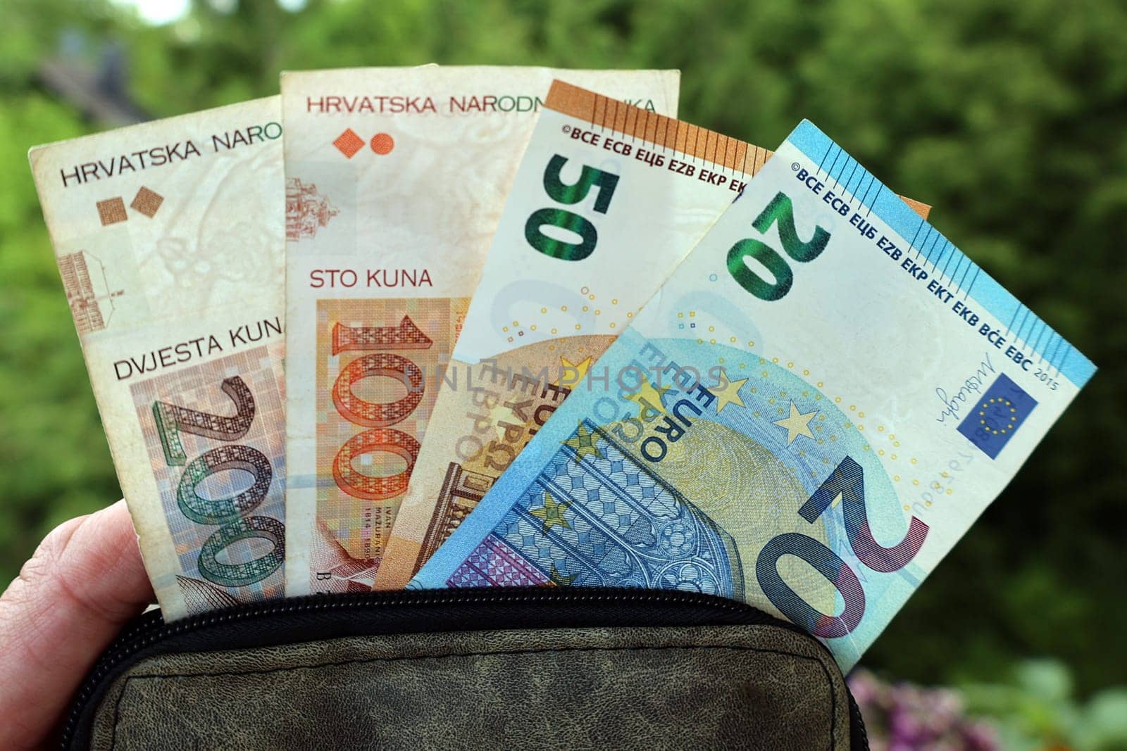 On 1 January 2023,Croatia will be allowed to adopt the euro as its official currency,which will then replace the kuna as the national currency. For 100 kuna,the official exchange rate is 13.27 euros