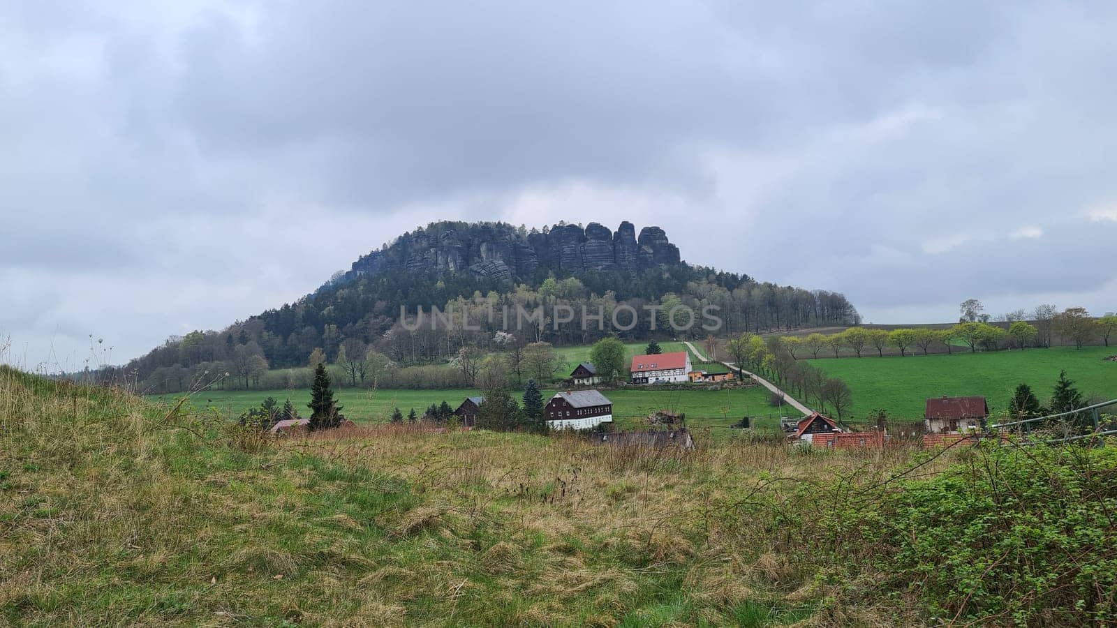 Die Barbaren am Pfaffenstein bei Sonnenaufgang, Elbsandsteingebirge, Deutschland