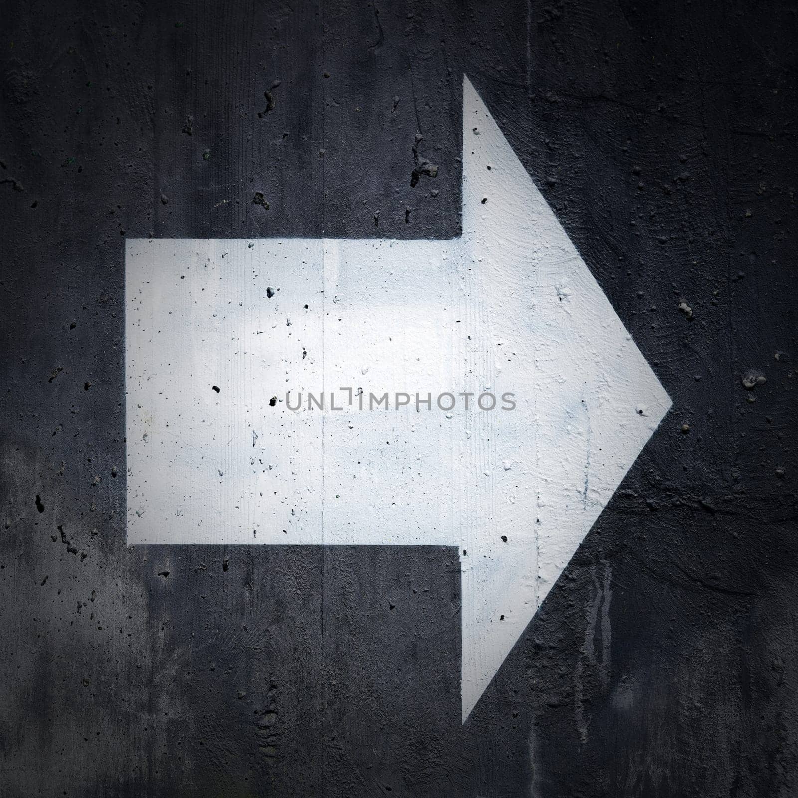 directional arrow pointing to the right on a concrete house wall