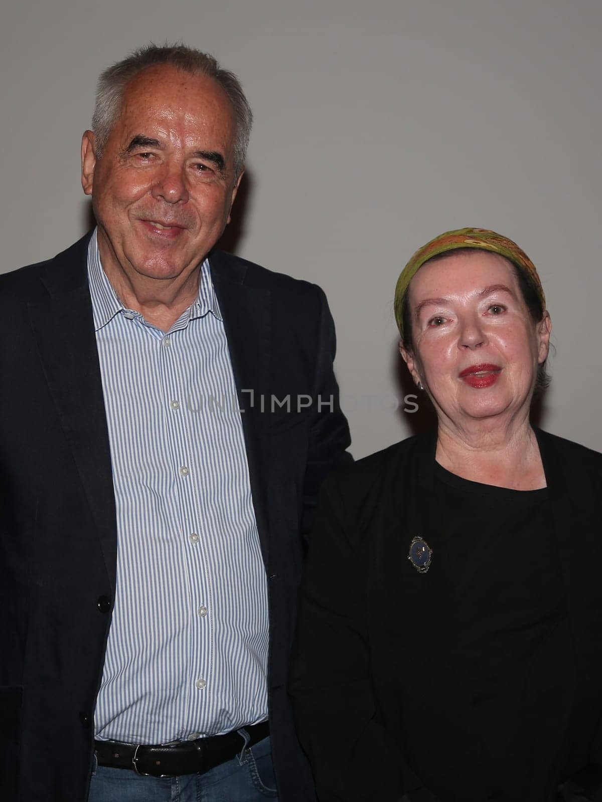 Berliner Kulturwissenschaftler Paul Werner Wagner mit Film- und Theaterschauspielerin Simone von Zglinicki bei einer Veranstaltung im Moritzhof in Magdeburg am 01.06.2022