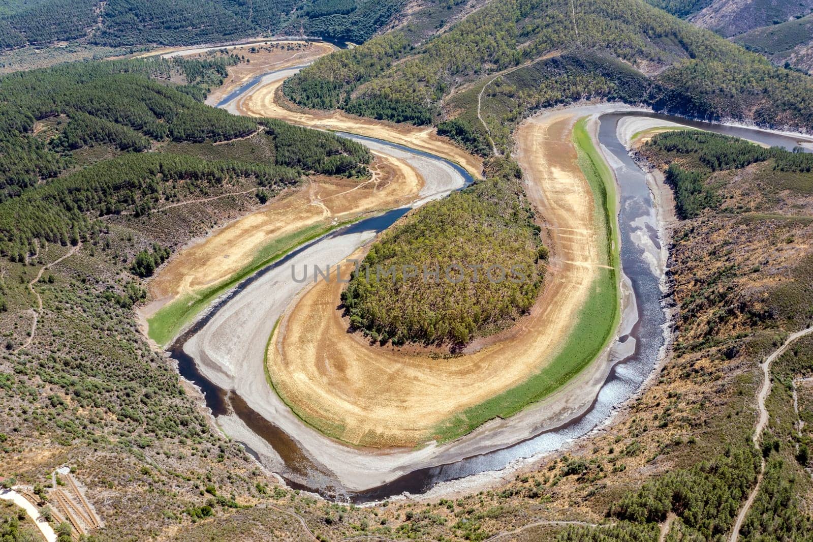 Meandro del Melero draws the course of the Alagon river in the vicinity of Riomalo de Abajo, province of Caceres, Extremadura, attracting numerous tourists and advertising campaigns.
