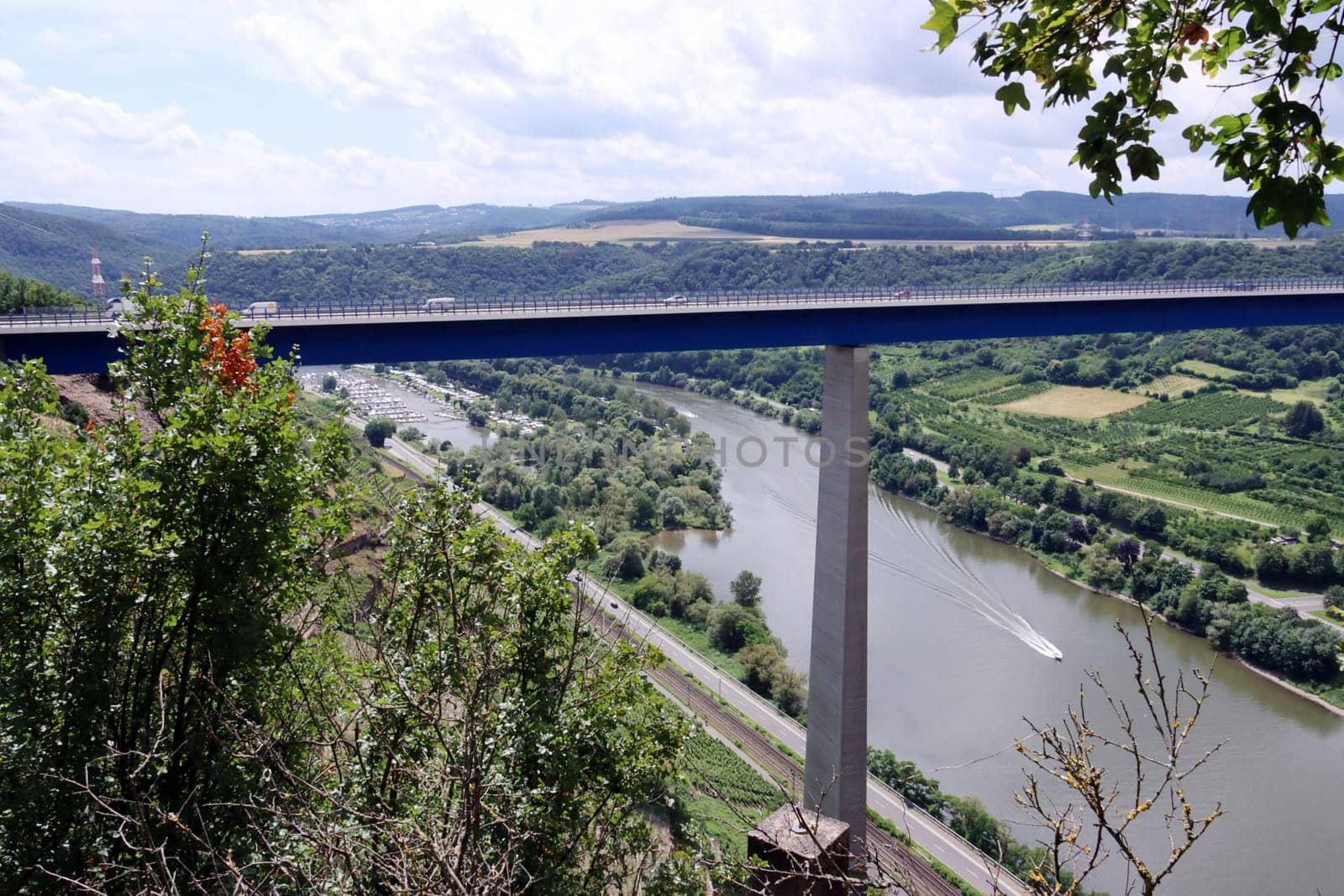 Blick vom Aussichtspunkt Blumsley an der Moseltalbrücke auf die Mosel, Rheinland-Pfalz, Deutschland, Dieblich