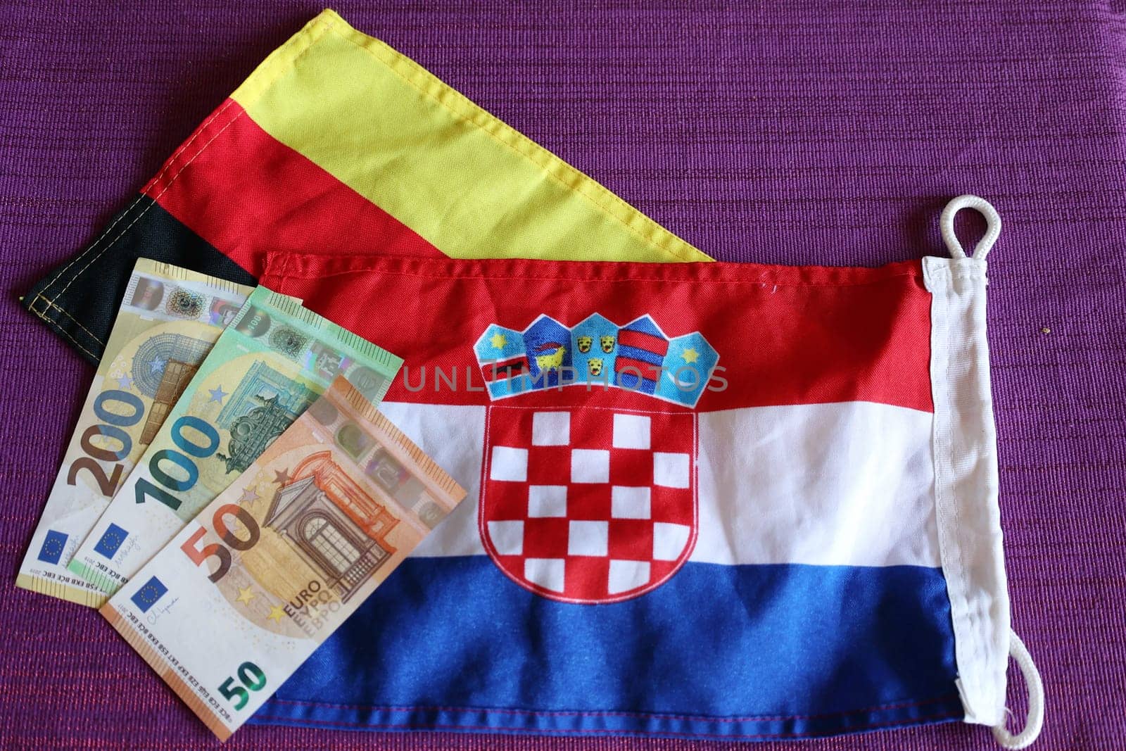 According to the decision of the EU Commission,Croatia will receive the euro as its official currency on 1 January 2023. The Kuna has then had its day. For holidaymakers and tourists from Germany and the EU member states,travelling with a single currency will then be easier. The annoying change of money is then eliminated.