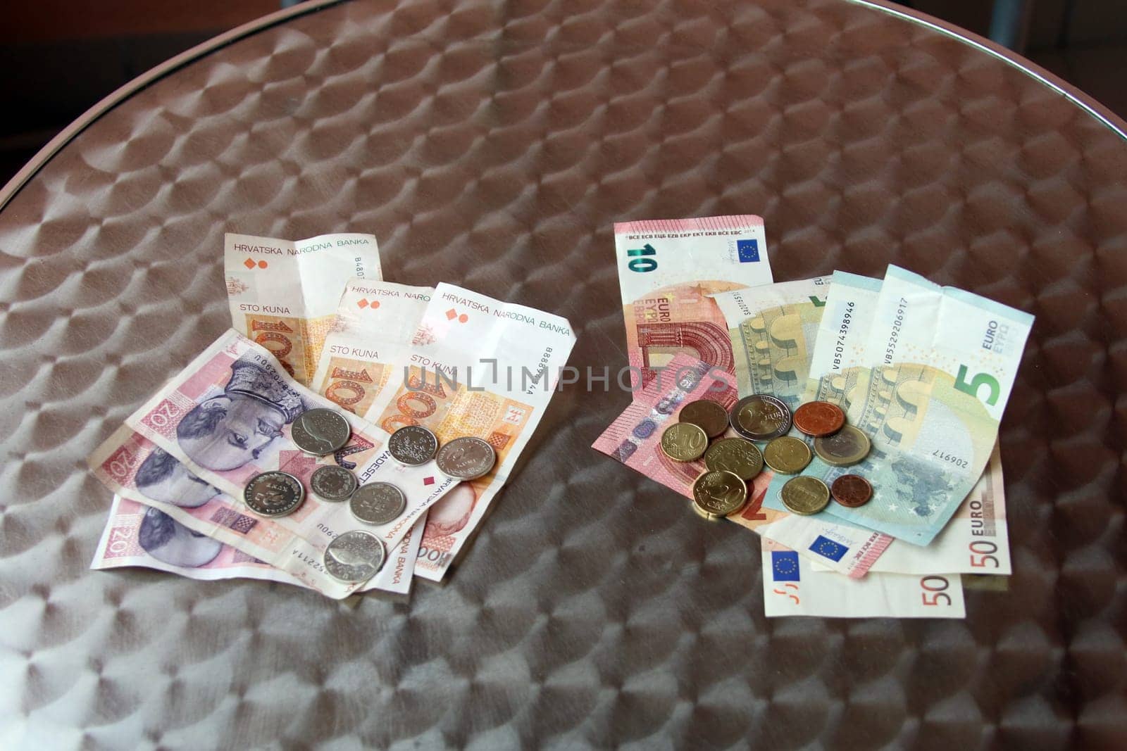According to the decision of the EU Commission,Croatia will receive the euro as its official currency on 1 January 2023. The Kuna has then had its day. For holidaymakers and tourists from Germany and the EU member states,travelling with a single currency will then be easier. The annoying change of money is then eliminated.