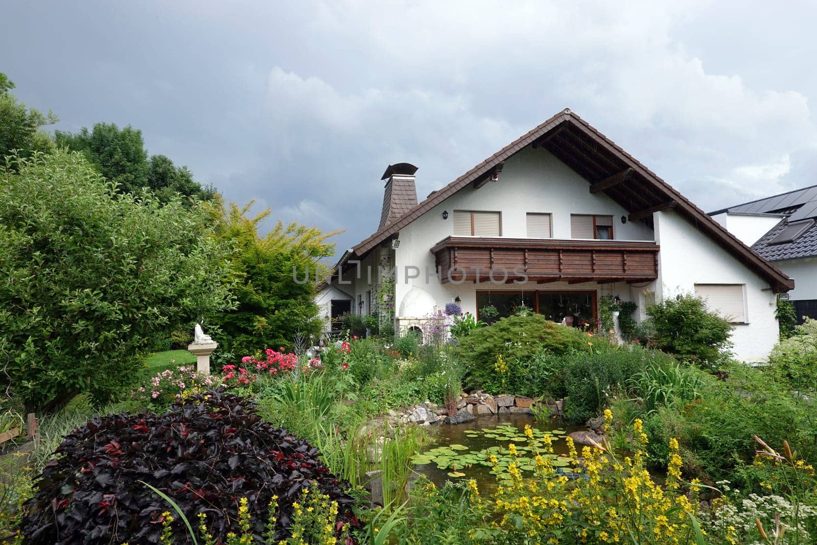 naturnah gestalteter Garten mit Gartenteich