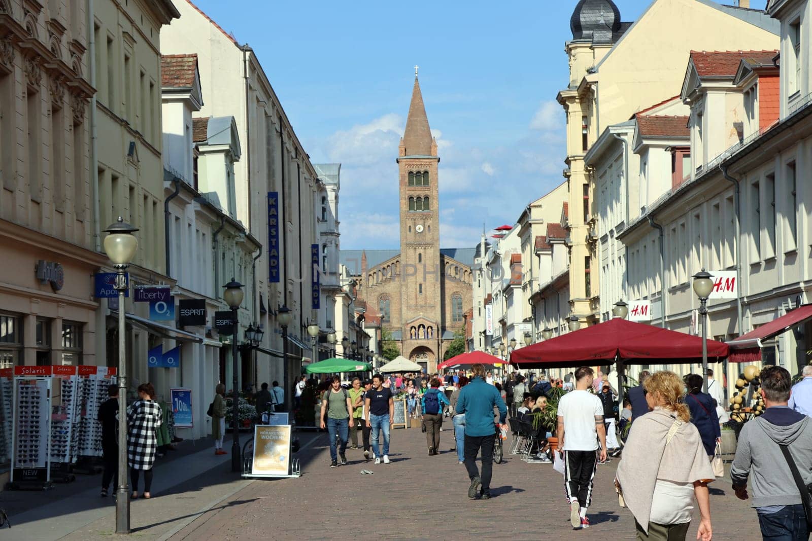Brandenburger Stasse, Einkaufstrasse und Fussgängerzone, im Hintergrund die katholische Pfarrkirche St. Peter und Paul, Brandenburg