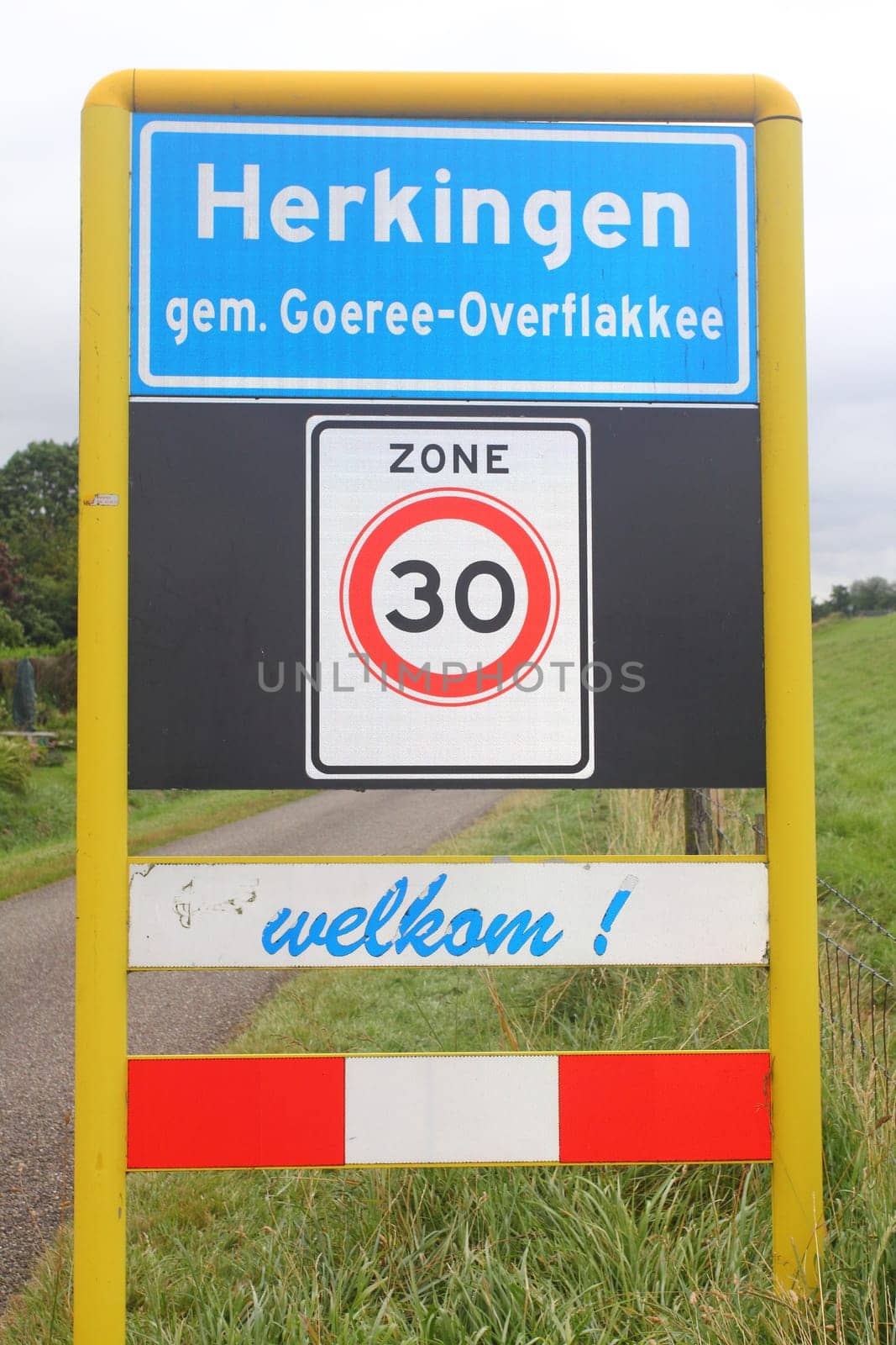 The town sign of the city of Herkingen, Netherlands.Das Ortsschild der Stadt Herkingen, Niederlande.