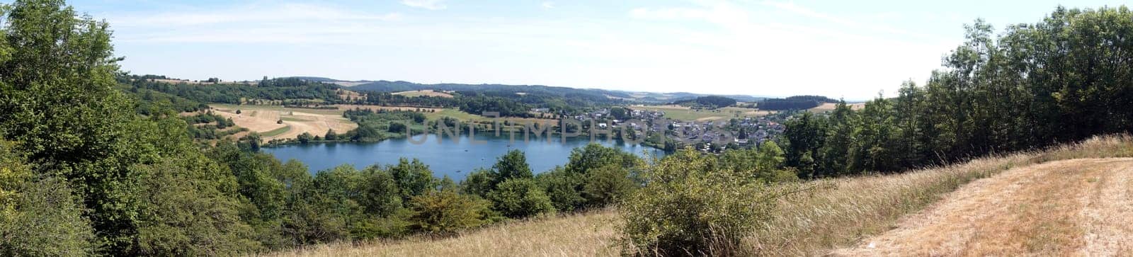 Schalkenmehren am gleichnamigen Maarsee, Daun, Rheinland-Pfalz, Deutschland