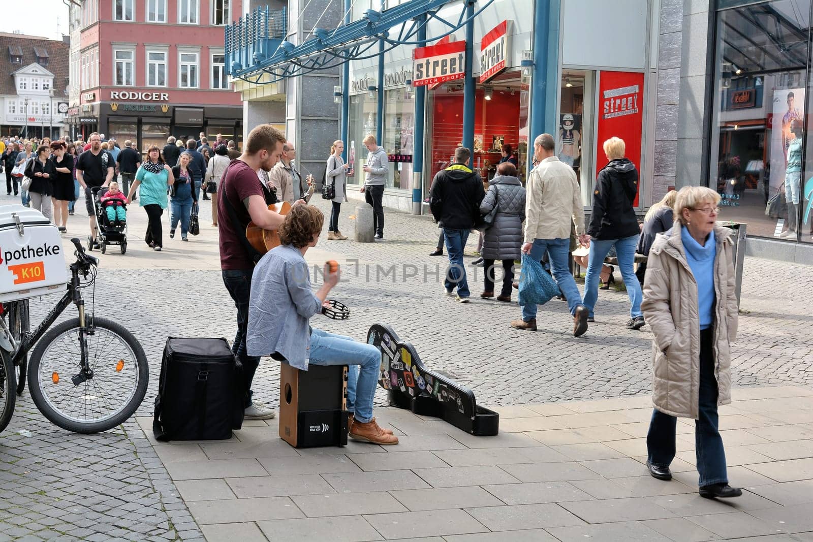 Street musicians and passers-by in the city centre of Braunschweig