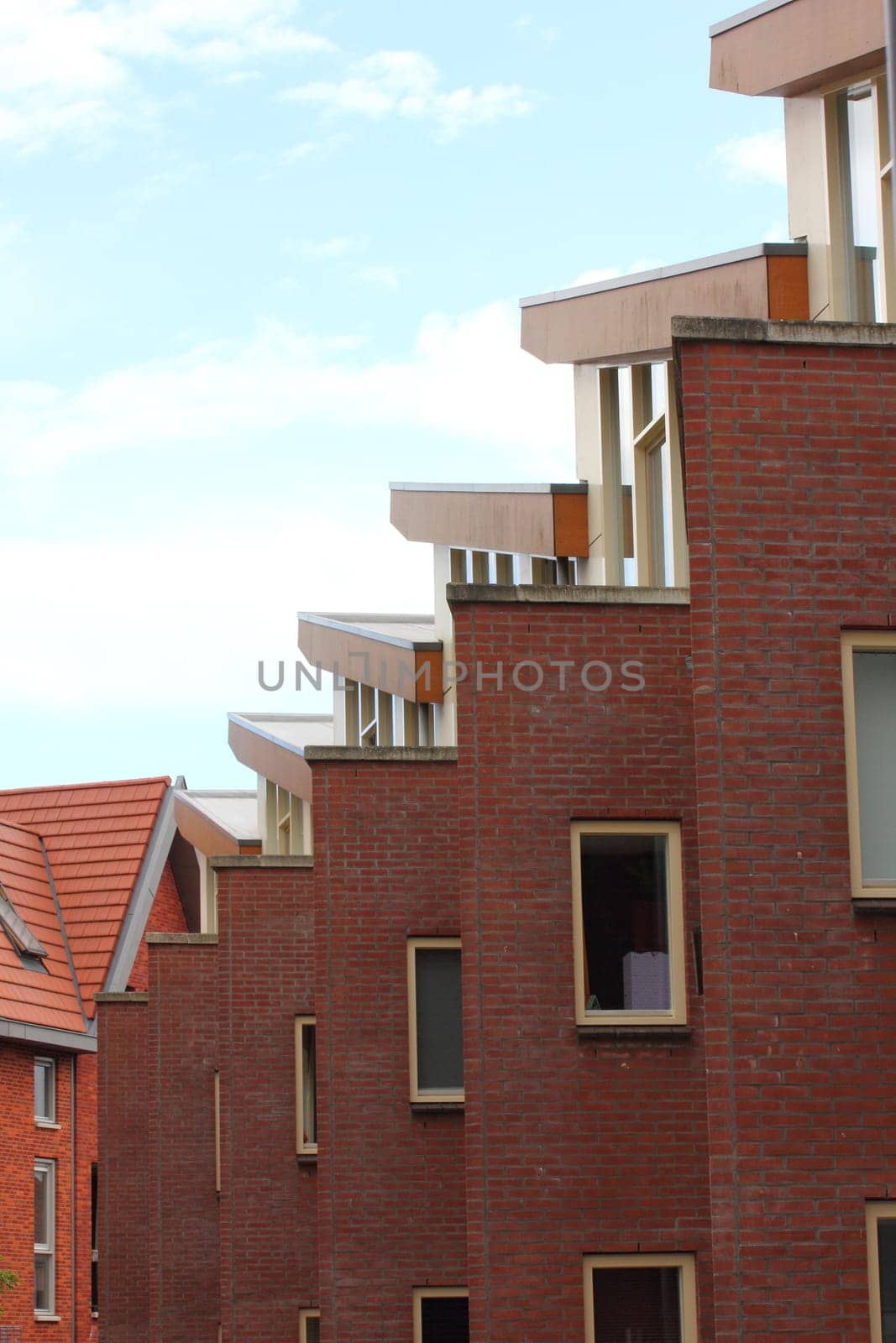 A House facade with Windows, and blue skies in the background.Eine Hausfassade mit Fenstern, und blauem Himmel im Hintergrund.