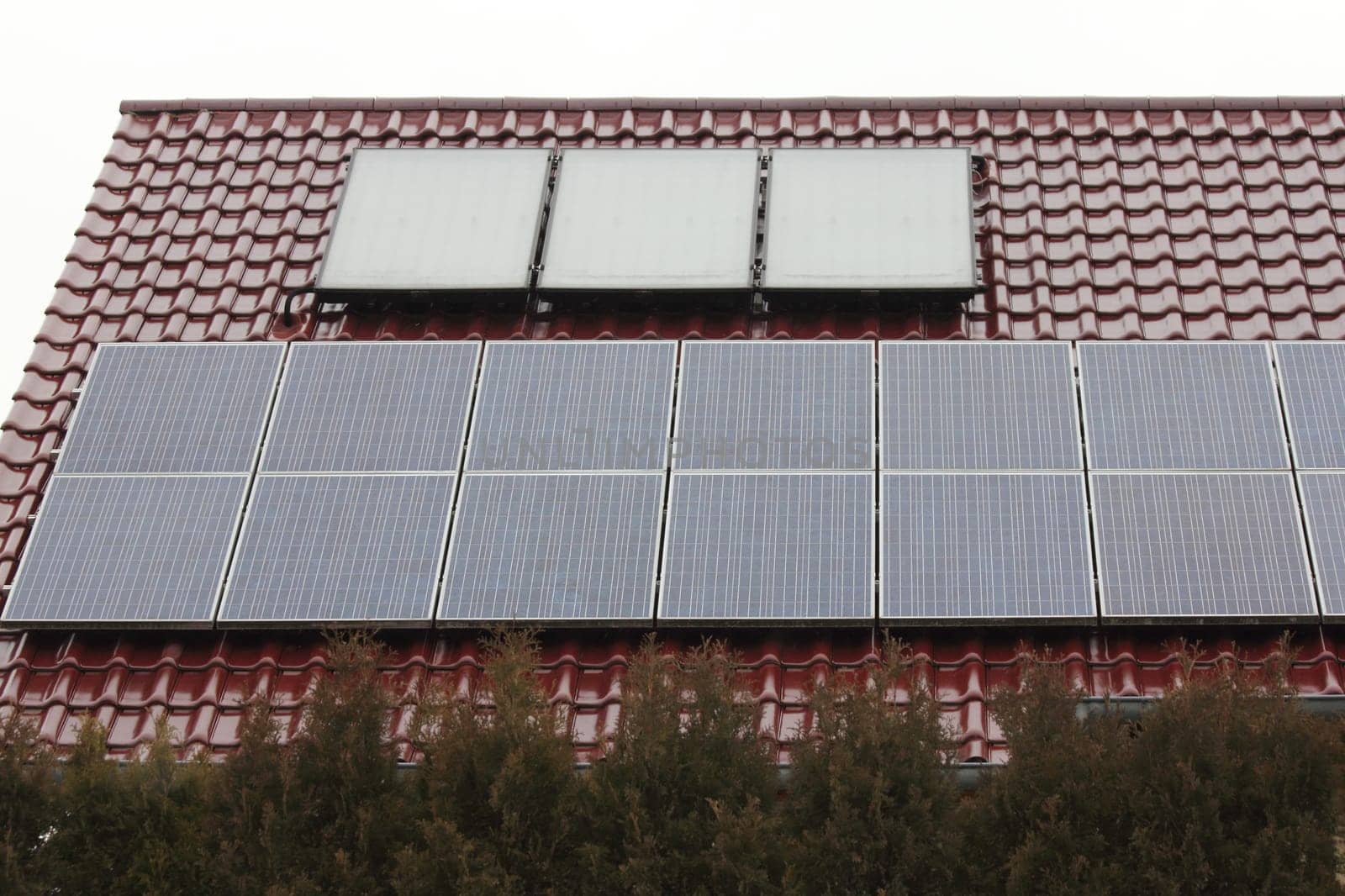 solar panels on a house roof .eine Solaranlage auf einem Wohnhausdach.