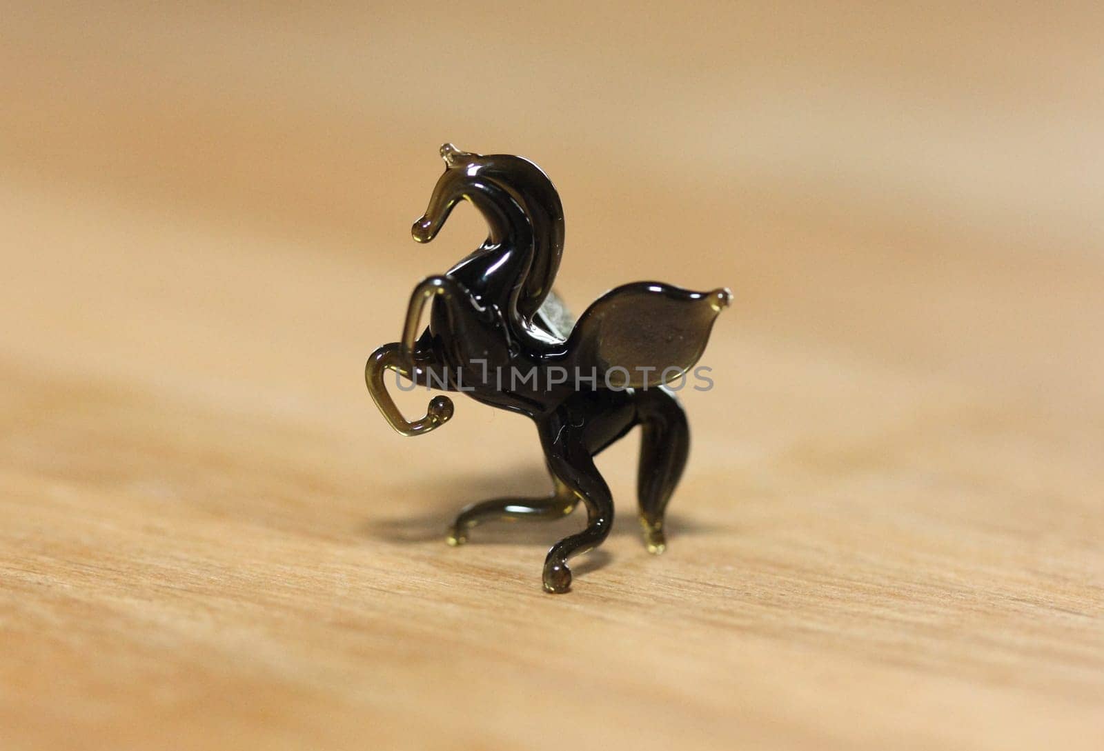 Pegasus (Latin: Pegasus, Pegasos) is one of the best known creatures in Greek mythology.Pegasos (lateinisch Pegasus, selten auch Pegasos) ist in der griechischen Mythologie ein geflügeltes Pferd