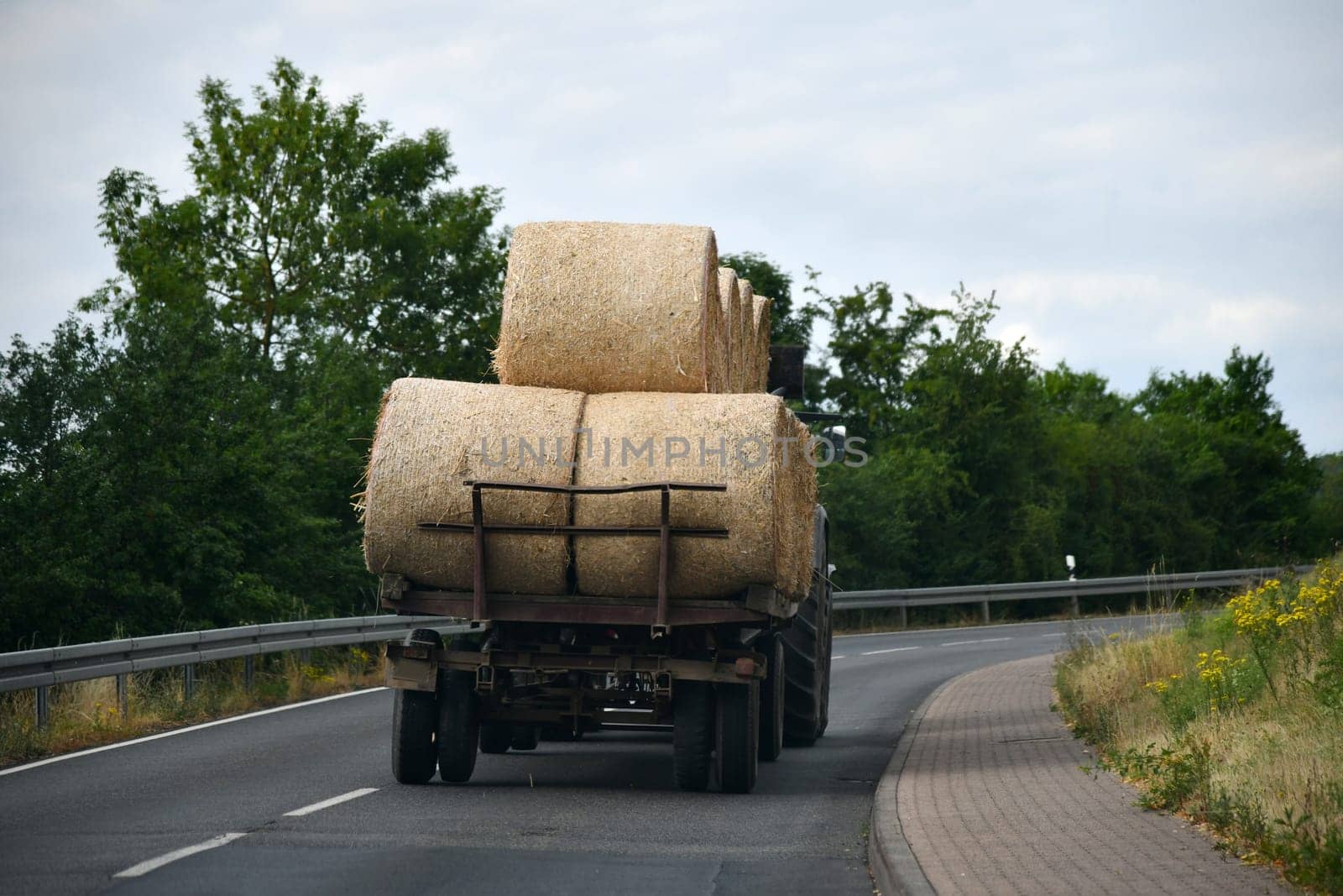 unsecured trasport of straw bales