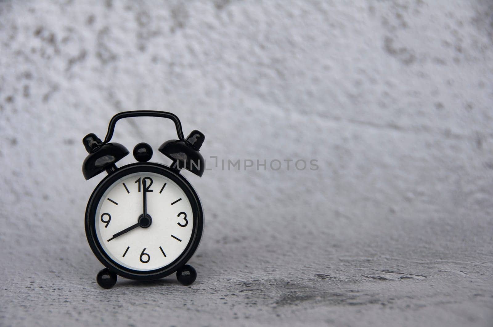 Alarm clock pointing at 8 o'clock with customizable space for ideas or text. Copy space and time concept
