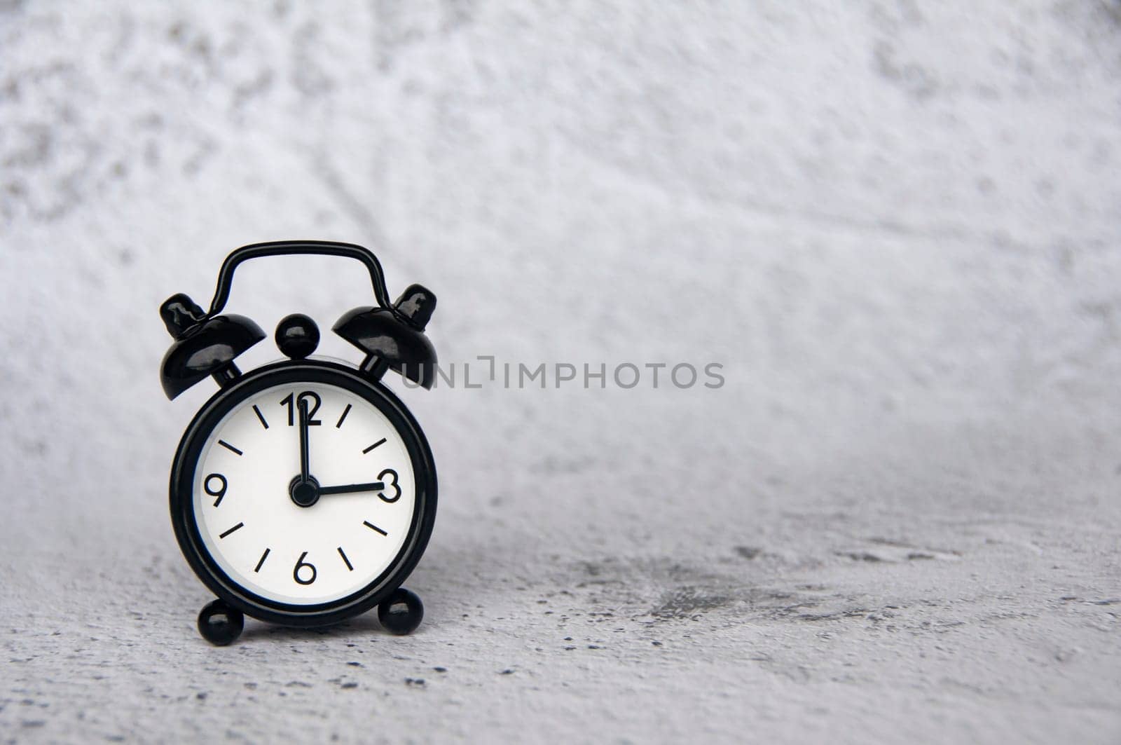 Alarm clock pointing at 3 o'clock with customizable space for ideas or text. Copy space and time concept