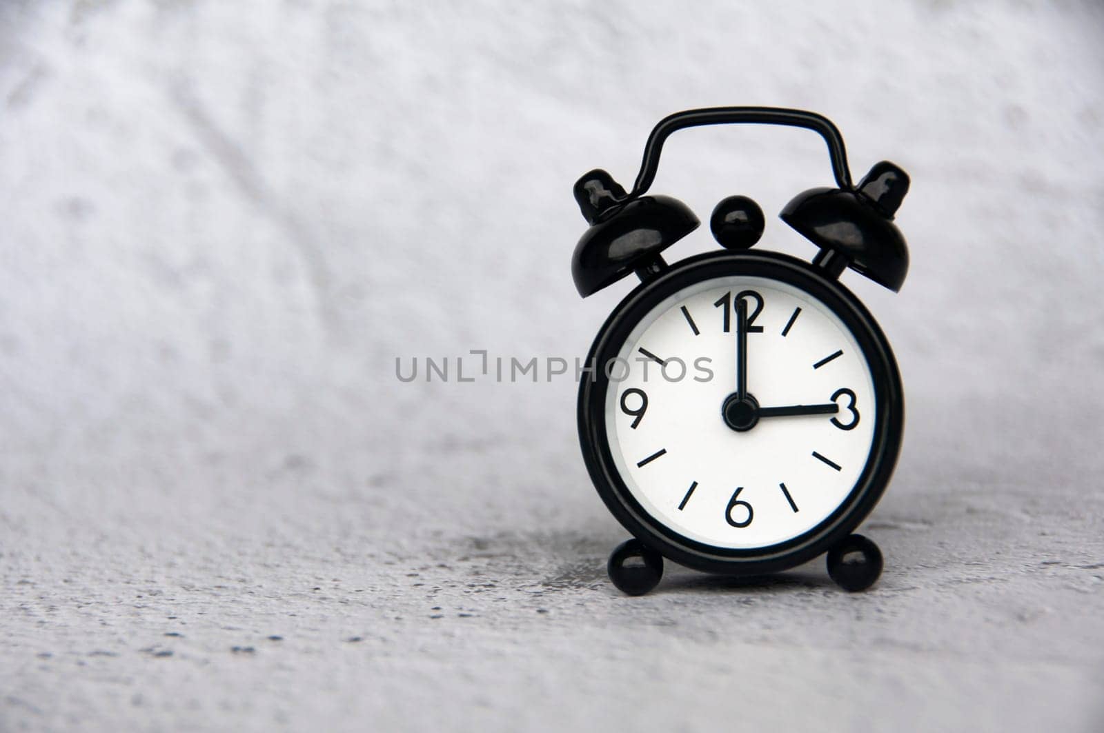 Alarm clock pointing at 3 o'clock with customizable space for ideas or text. Copy space and time concept