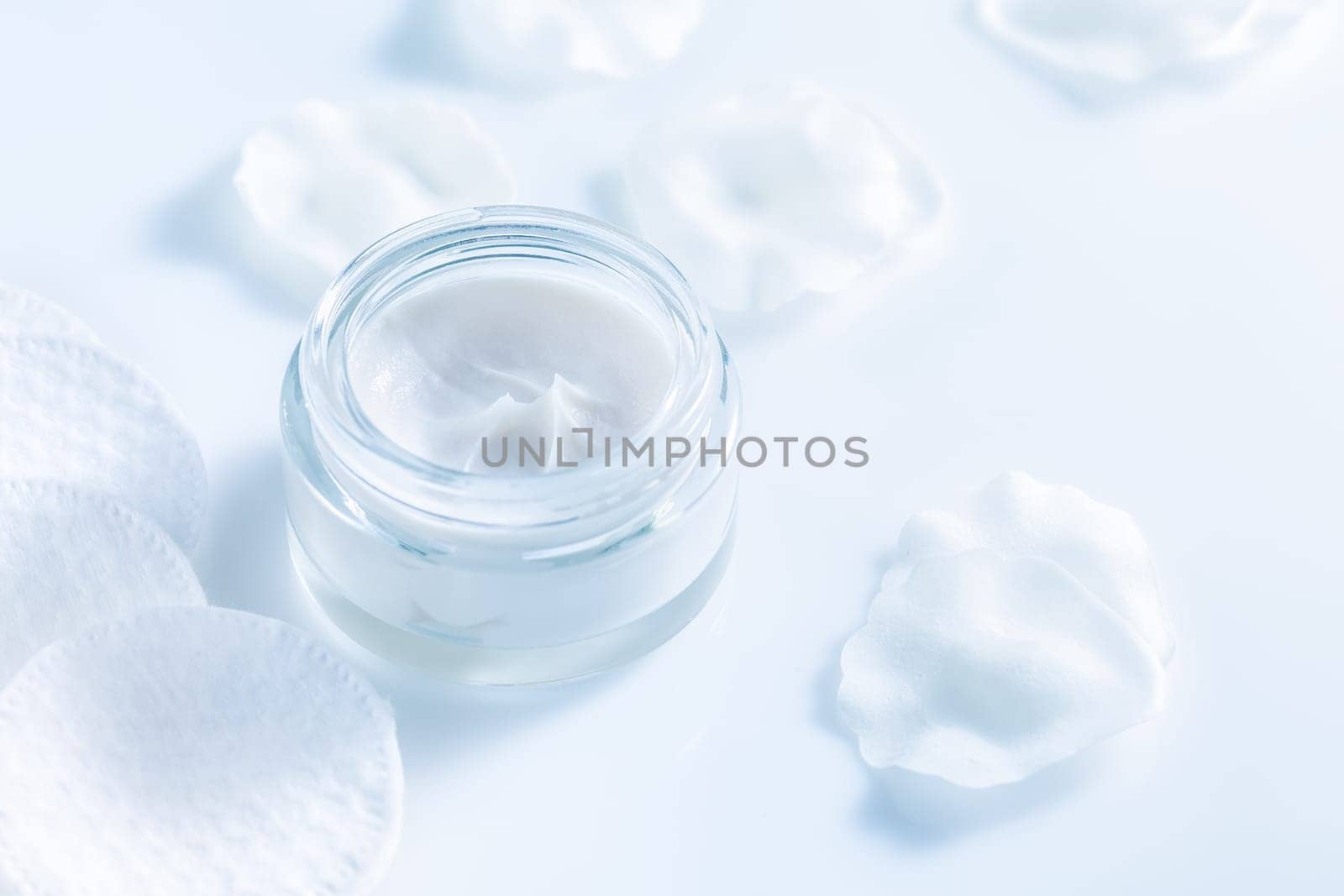 Moisturizing cosmetic cream with cotton pads